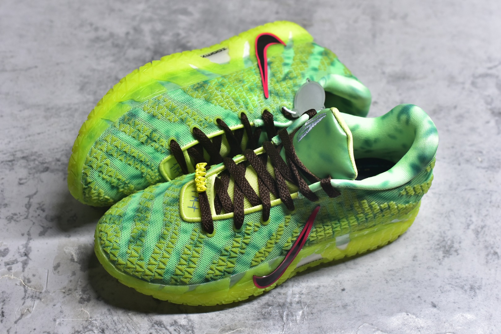 图片[7]-#Nike JA 3 EP 莫兰特三代低帮实战篮球鞋 HV9923-700 #鞋面采用网布搭配棱纹覆面设计，延续了耐克 Ja系列一贯的凌厉轮廓。鞋侧饰有反光效果与Swoosh 标志，与之形成对比的灰色锯齿状的 Zoom 中底。前掌区域点缀粉色细节，与冰晶灰色的抓地纹路形成鲜明对比。 尺码：39 40 40.5 41 42 42.5 43 44 44.5 45 46-选品中心