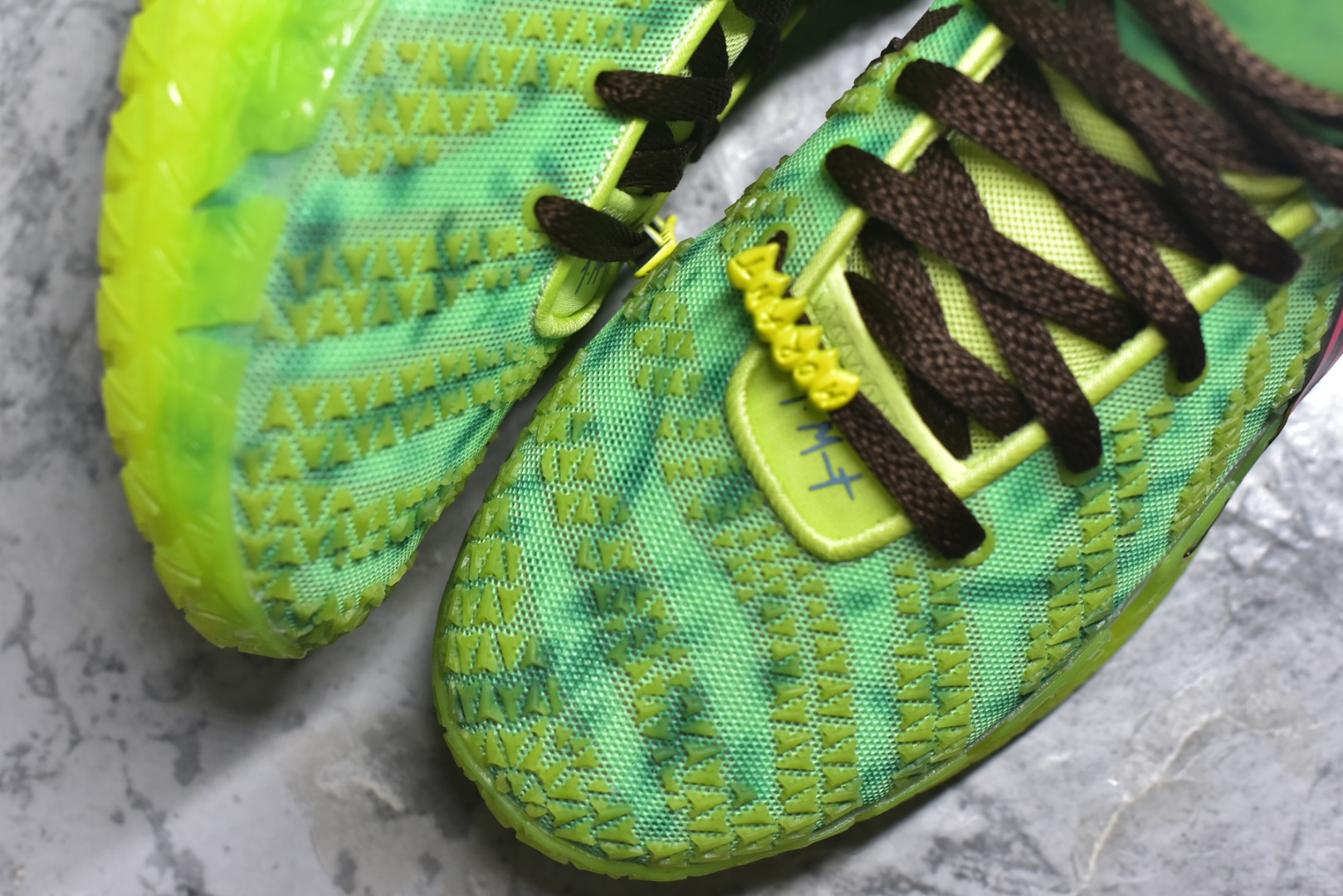 图片[8]-#Nike JA 3 EP 莫兰特三代低帮实战篮球鞋 HV9923-700 #鞋面采用网布搭配棱纹覆面设计，延续了耐克 Ja系列一贯的凌厉轮廓。鞋侧饰有反光效果与Swoosh 标志，与之形成对比的灰色锯齿状的 Zoom 中底。前掌区域点缀粉色细节，与冰晶灰色的抓地纹路形成鲜明对比。 尺码：39 40 40.5 41 42 42.5 43 44 44.5 45 46-选品中心