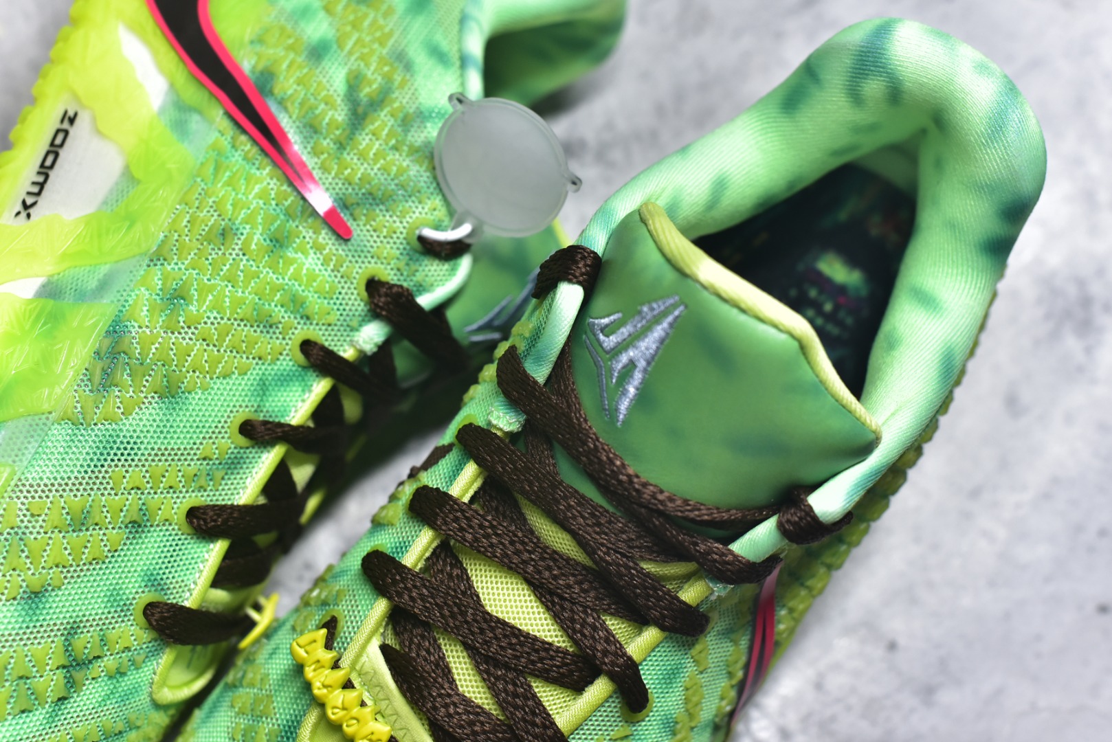 图片[9]-#Nike JA 3 EP 莫兰特三代低帮实战篮球鞋 HV9923-700 #鞋面采用网布搭配棱纹覆面设计，延续了耐克 Ja系列一贯的凌厉轮廓。鞋侧饰有反光效果与Swoosh 标志，与之形成对比的灰色锯齿状的 Zoom 中底。前掌区域点缀粉色细节，与冰晶灰色的抓地纹路形成鲜明对比。 尺码：39 40 40.5 41 42 42.5 43 44 44.5 45 46-选品中心