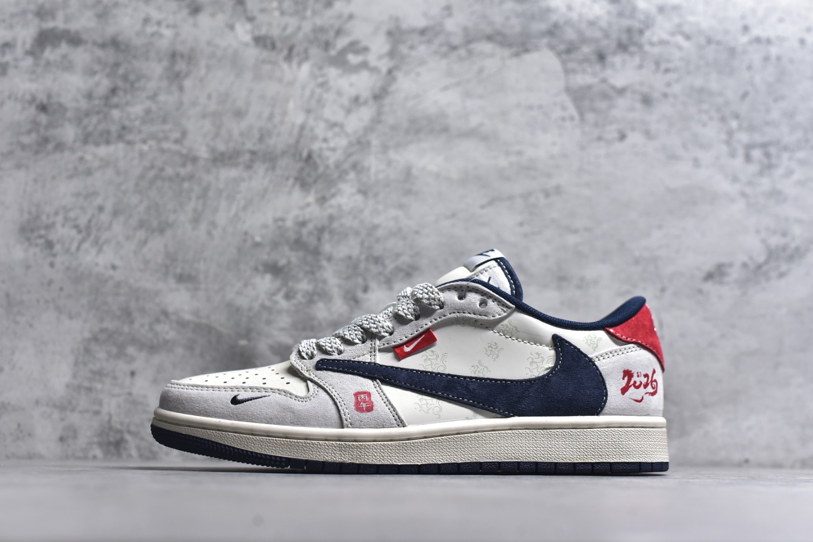 #2026马年限定，AJ1 Low国风新章！Air Jordan 1 Low YX5066-414以2026马年为灵感，把国风底蕴和AJ经典轮廓玩出了新花样🐎鞋身以浅灰为主调，搭配藏蓝色翻毛皮鞋标，撞色红色后跟瞬间点亮视觉。鞋侧的“2026”书法字样、鞋头的国风印章细节，再加上鞋身隐现的祥云暗纹，将中式生肖文化与街头潮流完美融合；倒置的藏蓝Swoosh搭配做旧米白中底，打破经典的同时又保留了AJ1的复古灵魂。 不管是新年穿搭的国风点睛之笔，还是日常出街的潮流利器，这双鞋都能轻松驾驭。它既是AJ1 Low经典设计的延续，更是东方美学与篮球文化碰撞的诚意之作，马年想入手一双兼具收藏价值与穿搭属性的国风AJ，这双限定款绝对是首选！ 尺码：36-45-选品中心