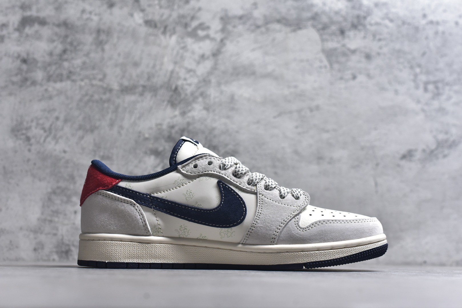 图片[3]-#2026马年限定，AJ1 Low国风新章！Air Jordan 1 Low YX5066-414以2026马年为灵感，把国风底蕴和AJ经典轮廓玩出了新花样🐎鞋身以浅灰为主调，搭配藏蓝色翻毛皮鞋标，撞色红色后跟瞬间点亮视觉。鞋侧的“2026”书法字样、鞋头的国风印章细节，再加上鞋身隐现的祥云暗纹，将中式生肖文化与街头潮流完美融合；倒置的藏蓝Swoosh搭配做旧米白中底，打破经典的同时又保留了AJ1的复古灵魂。 不管是新年穿搭的国风点睛之笔，还是日常出街的潮流利器，这双鞋都能轻松驾驭。它既是AJ1 Low经典设计的延续，更是东方美学与篮球文化碰撞的诚意之作，马年想入手一双兼具收藏价值与穿搭属性的国风AJ，这双限定款绝对是首选！ 尺码：36-45-选品中心