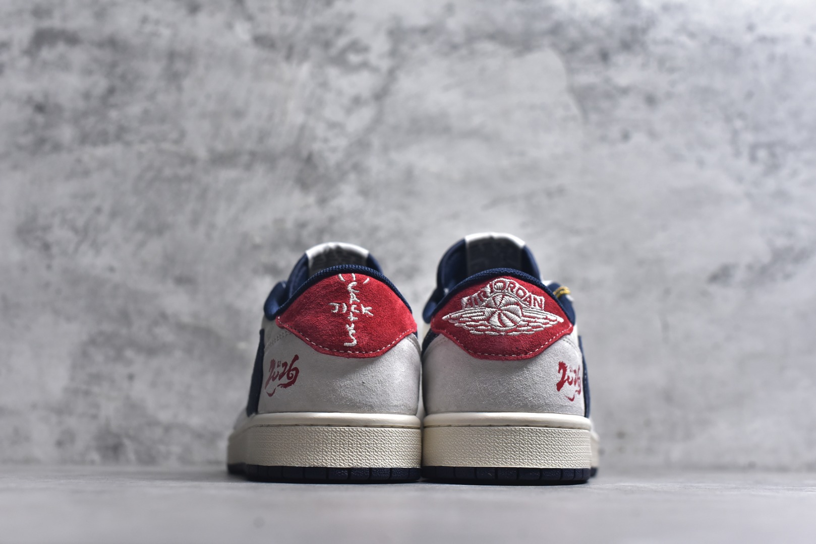 图片[5]-#2026马年限定，AJ1 Low国风新章！Air Jordan 1 Low YX5066-414以2026马年为灵感，把国风底蕴和AJ经典轮廓玩出了新花样🐎鞋身以浅灰为主调，搭配藏蓝色翻毛皮鞋标，撞色红色后跟瞬间点亮视觉。鞋侧的“2026”书法字样、鞋头的国风印章细节，再加上鞋身隐现的祥云暗纹，将中式生肖文化与街头潮流完美融合；倒置的藏蓝Swoosh搭配做旧米白中底，打破经典的同时又保留了AJ1的复古灵魂。 不管是新年穿搭的国风点睛之笔，还是日常出街的潮流利器，这双鞋都能轻松驾驭。它既是AJ1 Low经典设计的延续，更是东方美学与篮球文化碰撞的诚意之作，马年想入手一双兼具收藏价值与穿搭属性的国风AJ，这双限定款绝对是首选！ 尺码：36-45-选品中心