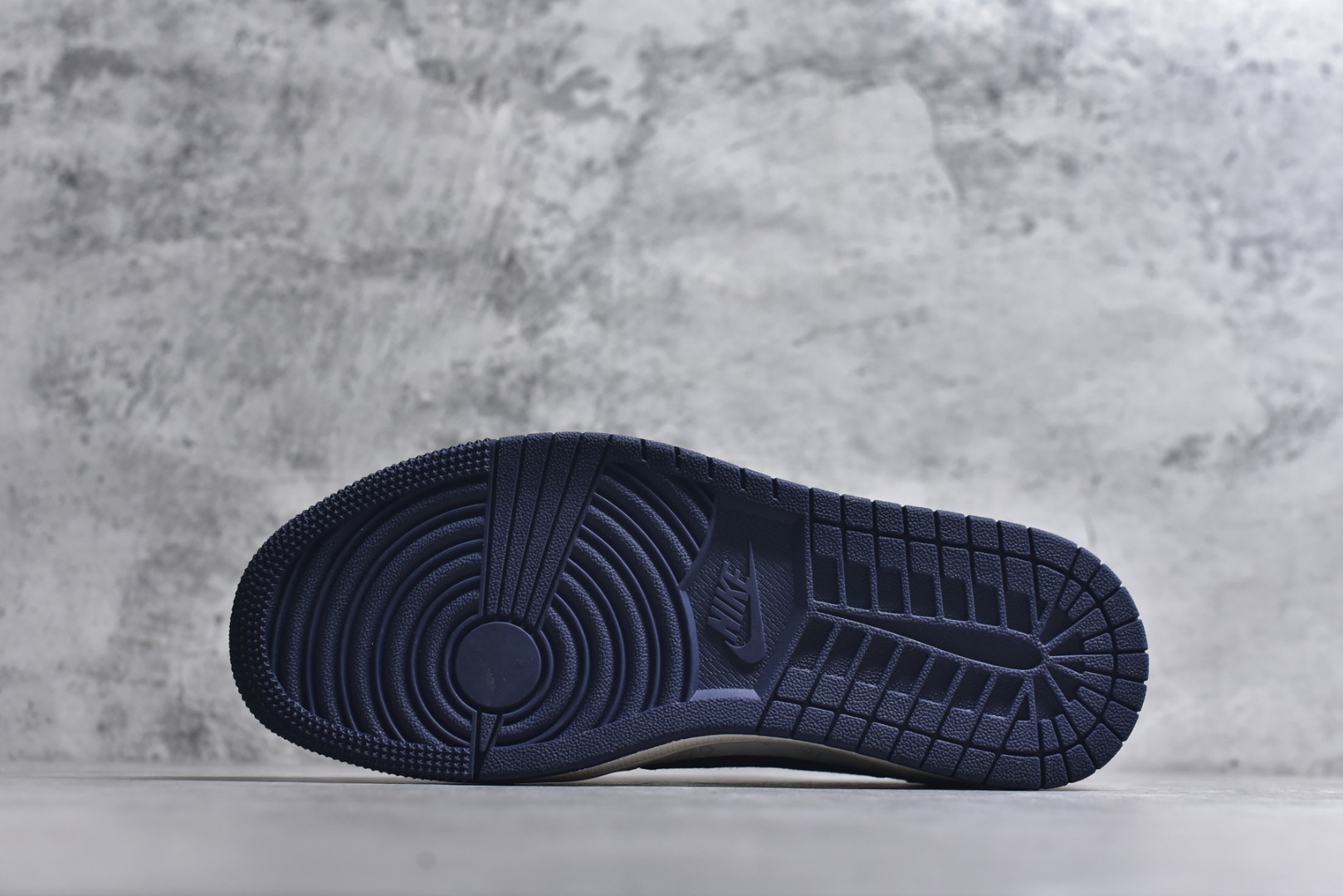 图片[6]-#2026马年限定，AJ1 Low国风新章！Air Jordan 1 Low YX5066-414以2026马年为灵感，把国风底蕴和AJ经典轮廓玩出了新花样🐎鞋身以浅灰为主调，搭配藏蓝色翻毛皮鞋标，撞色红色后跟瞬间点亮视觉。鞋侧的“2026”书法字样、鞋头的国风印章细节，再加上鞋身隐现的祥云暗纹，将中式生肖文化与街头潮流完美融合；倒置的藏蓝Swoosh搭配做旧米白中底，打破经典的同时又保留了AJ1的复古灵魂。 不管是新年穿搭的国风点睛之笔，还是日常出街的潮流利器，这双鞋都能轻松驾驭。它既是AJ1 Low经典设计的延续，更是东方美学与篮球文化碰撞的诚意之作，马年想入手一双兼具收藏价值与穿搭属性的国风AJ，这双限定款绝对是首选！ 尺码：36-45-选品中心