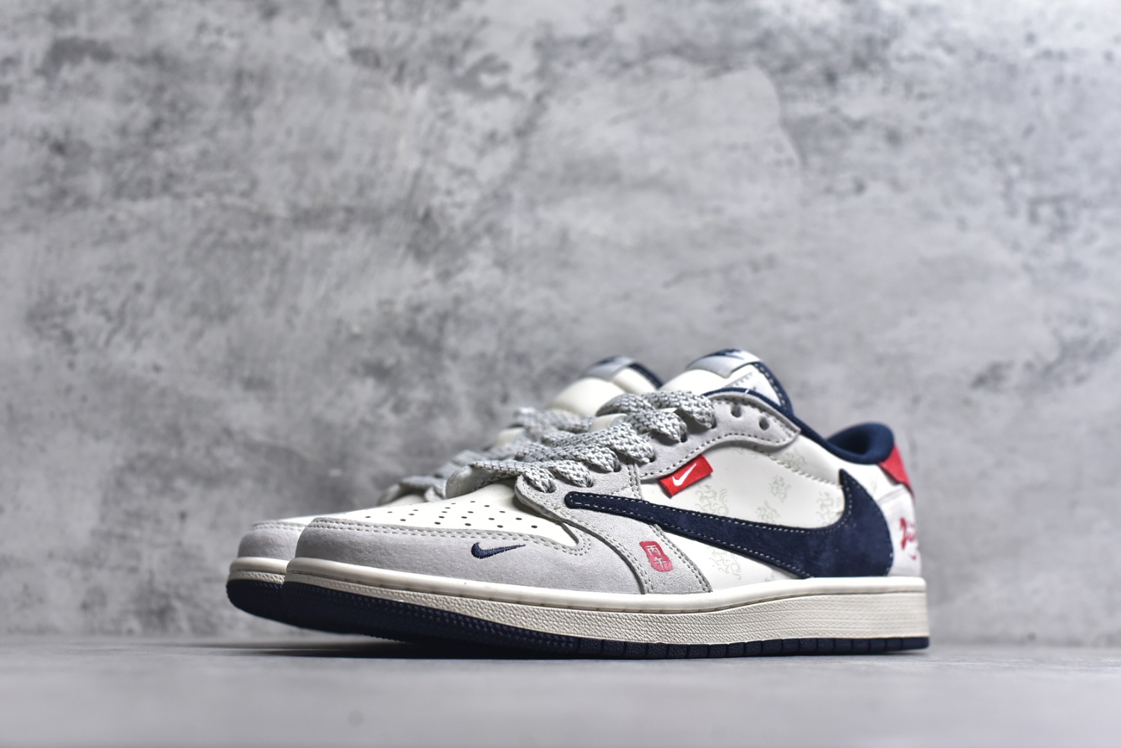 图片[2]-#2026马年限定，AJ1 Low国风新章！Air Jordan 1 Low YX5066-414以2026马年为灵感，把国风底蕴和AJ经典轮廓玩出了新花样🐎鞋身以浅灰为主调，搭配藏蓝色翻毛皮鞋标，撞色红色后跟瞬间点亮视觉。鞋侧的“2026”书法字样、鞋头的国风印章细节，再加上鞋身隐现的祥云暗纹，将中式生肖文化与街头潮流完美融合；倒置的藏蓝Swoosh搭配做旧米白中底，打破经典的同时又保留了AJ1的复古灵魂。 不管是新年穿搭的国风点睛之笔，还是日常出街的潮流利器，这双鞋都能轻松驾驭。它既是AJ1 Low经典设计的延续，更是东方美学与篮球文化碰撞的诚意之作，马年想入手一双兼具收藏价值与穿搭属性的国风AJ，这双限定款绝对是首选！ 尺码：36-45-选品中心