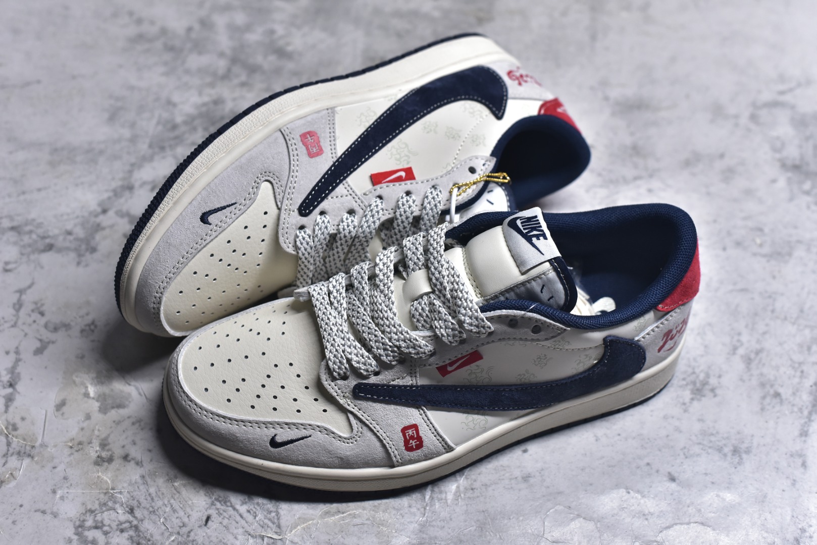 图片[7]-#2026马年限定，AJ1 Low国风新章！Air Jordan 1 Low YX5066-414以2026马年为灵感，把国风底蕴和AJ经典轮廓玩出了新花样🐎鞋身以浅灰为主调，搭配藏蓝色翻毛皮鞋标，撞色红色后跟瞬间点亮视觉。鞋侧的“2026”书法字样、鞋头的国风印章细节，再加上鞋身隐现的祥云暗纹，将中式生肖文化与街头潮流完美融合；倒置的藏蓝Swoosh搭配做旧米白中底，打破经典的同时又保留了AJ1的复古灵魂。 不管是新年穿搭的国风点睛之笔，还是日常出街的潮流利器，这双鞋都能轻松驾驭。它既是AJ1 Low经典设计的延续，更是东方美学与篮球文化碰撞的诚意之作，马年想入手一双兼具收藏价值与穿搭属性的国风AJ，这双限定款绝对是首选！ 尺码：36-45-选品中心