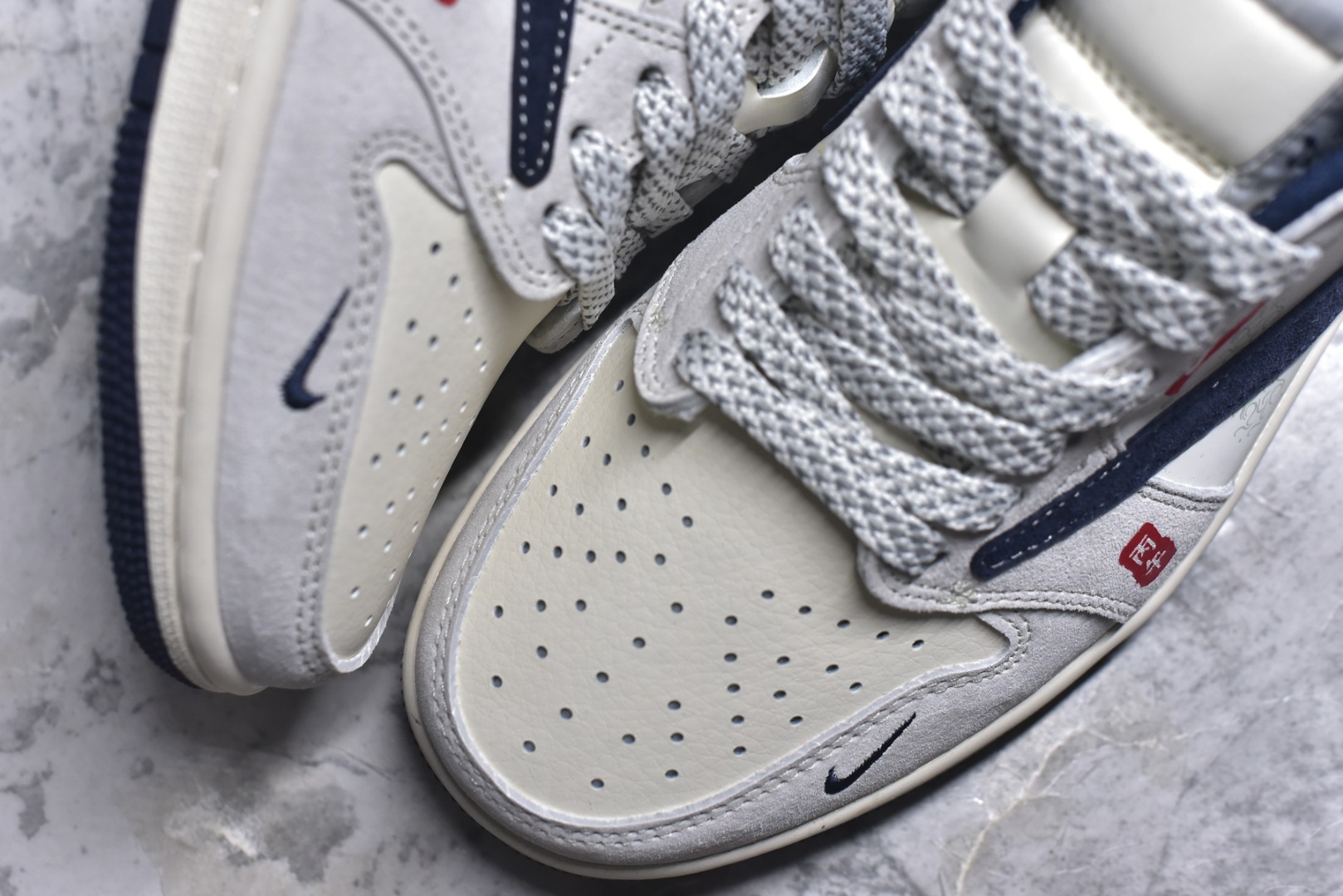 图片[8]-#2026马年限定，AJ1 Low国风新章！Air Jordan 1 Low YX5066-414以2026马年为灵感，把国风底蕴和AJ经典轮廓玩出了新花样🐎鞋身以浅灰为主调，搭配藏蓝色翻毛皮鞋标，撞色红色后跟瞬间点亮视觉。鞋侧的“2026”书法字样、鞋头的国风印章细节，再加上鞋身隐现的祥云暗纹，将中式生肖文化与街头潮流完美融合；倒置的藏蓝Swoosh搭配做旧米白中底，打破经典的同时又保留了AJ1的复古灵魂。 不管是新年穿搭的国风点睛之笔，还是日常出街的潮流利器，这双鞋都能轻松驾驭。它既是AJ1 Low经典设计的延续，更是东方美学与篮球文化碰撞的诚意之作，马年想入手一双兼具收藏价值与穿搭属性的国风AJ，这双限定款绝对是首选！ 尺码：36-45-选品中心