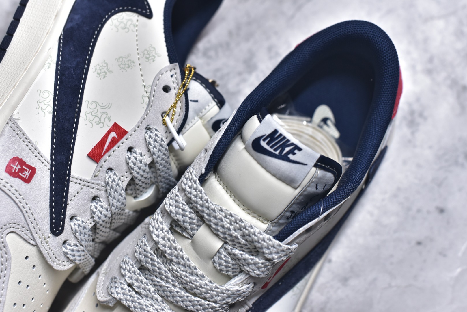 图片[9]-#2026马年限定，AJ1 Low国风新章！Air Jordan 1 Low YX5066-414以2026马年为灵感，把国风底蕴和AJ经典轮廓玩出了新花样🐎鞋身以浅灰为主调，搭配藏蓝色翻毛皮鞋标，撞色红色后跟瞬间点亮视觉。鞋侧的“2026”书法字样、鞋头的国风印章细节，再加上鞋身隐现的祥云暗纹，将中式生肖文化与街头潮流完美融合；倒置的藏蓝Swoosh搭配做旧米白中底，打破经典的同时又保留了AJ1的复古灵魂。 不管是新年穿搭的国风点睛之笔，还是日常出街的潮流利器，这双鞋都能轻松驾驭。它既是AJ1 Low经典设计的延续，更是东方美学与篮球文化碰撞的诚意之作，马年想入手一双兼具收藏价值与穿搭属性的国风AJ，这双限定款绝对是首选！ 尺码：36-45-选品中心