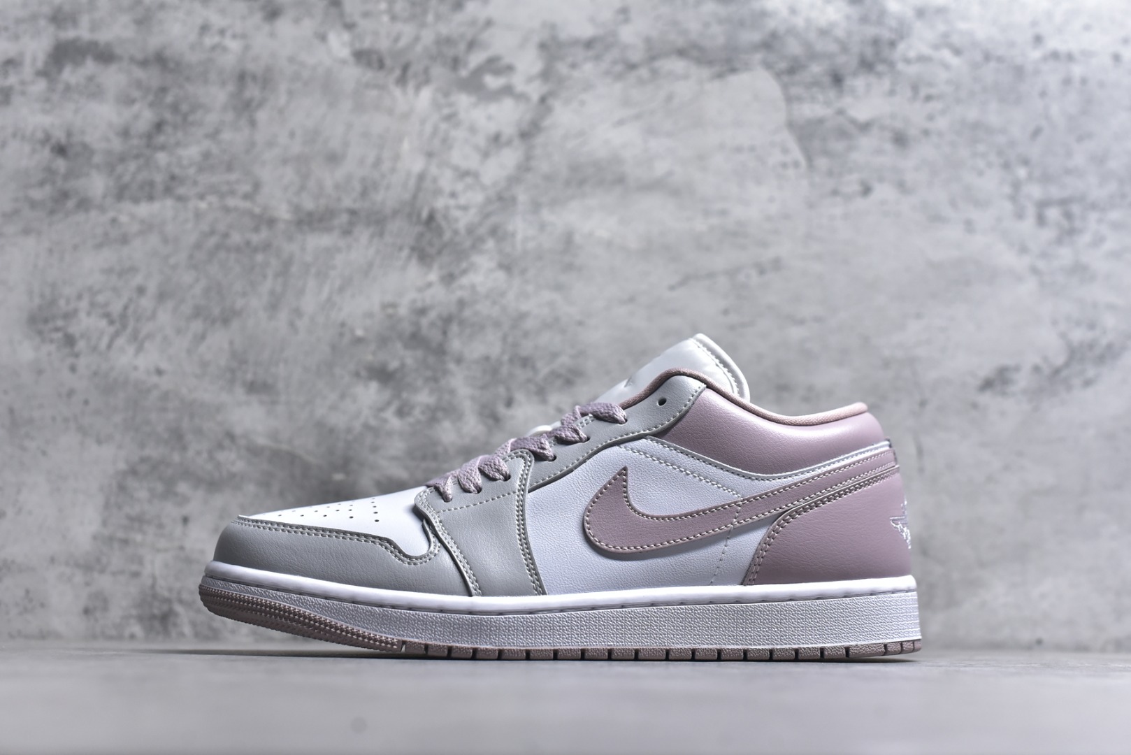 #Air Jordan AJ1 Low 低帮 DC0774-606 全新流水线出品 DT版本唯一平替选择 市场第二梯队最强版 全部原鞋开发 原楦原纸板开发 全鞋电脑针车 原厂内置全掌气垫 原盒内在原标 唯一Zp原版鞋带绑法 免检产品 全新2022版型 全头层皮料 完美零毛边处理 原厂配置全掌气垫 价格定位良心 几十个配色陆续出货 实拍调校N版已经零色差零失真 百分百还原实物色彩所见即所得 不存在货不对板色差等低级问题 选购参考实物拍摄 不混卖不参货 只用心做好货严格选品 承诺混一赔十 尺码：36 36.5 37.5 38 38.5 39 40 40.5 41 42 42.5 43 44 44.5 45-选品中心