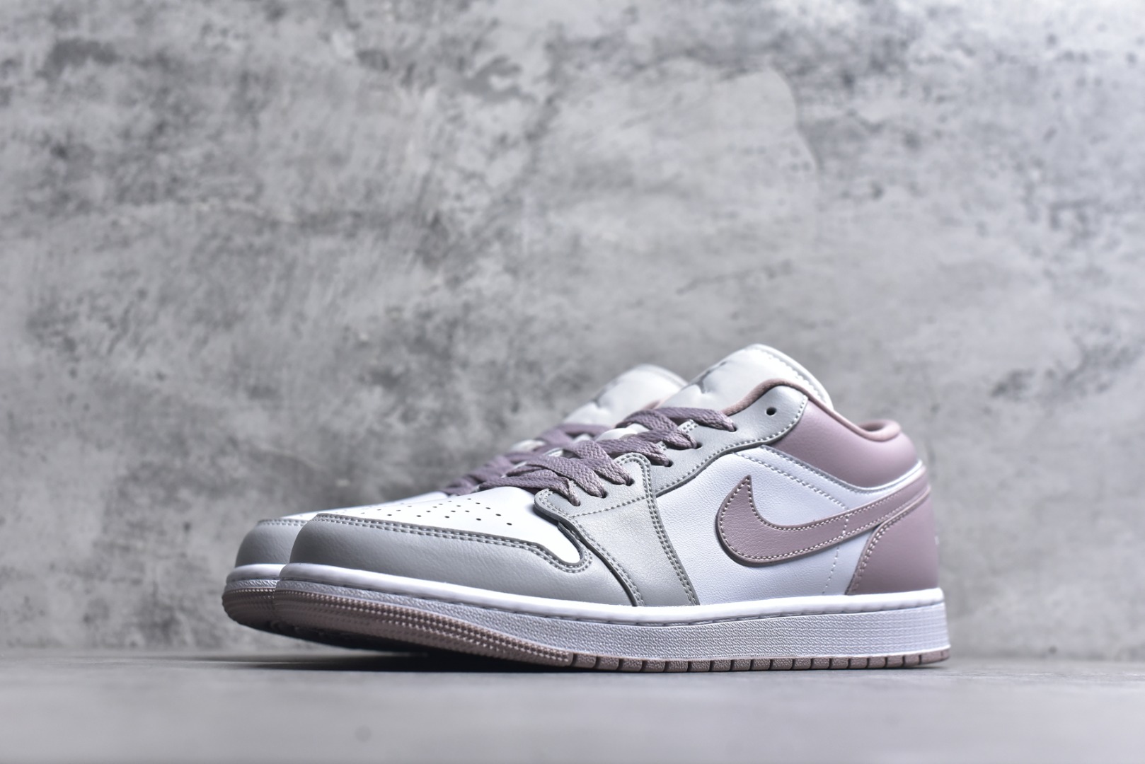 图片[2]-#Air Jordan AJ1 Low 低帮 DC0774-606 全新流水线出品 DT版本唯一平替选择 市场第二梯队最强版 全部原鞋开发 原楦原纸板开发 全鞋电脑针车 原厂内置全掌气垫 原盒内在原标 唯一Zp原版鞋带绑法 免检产品 全新2022版型 全头层皮料 完美零毛边处理 原厂配置全掌气垫 价格定位良心 几十个配色陆续出货 实拍调校N版已经零色差零失真 百分百还原实物色彩所见即所得 不存在货不对板色差等低级问题 选购参考实物拍摄 不混卖不参货 只用心做好货严格选品 承诺混一赔十 尺码：36 36.5 37.5 38 38.5 39 40 40.5 41 42 42.5 43 44 44.5 45-选品中心