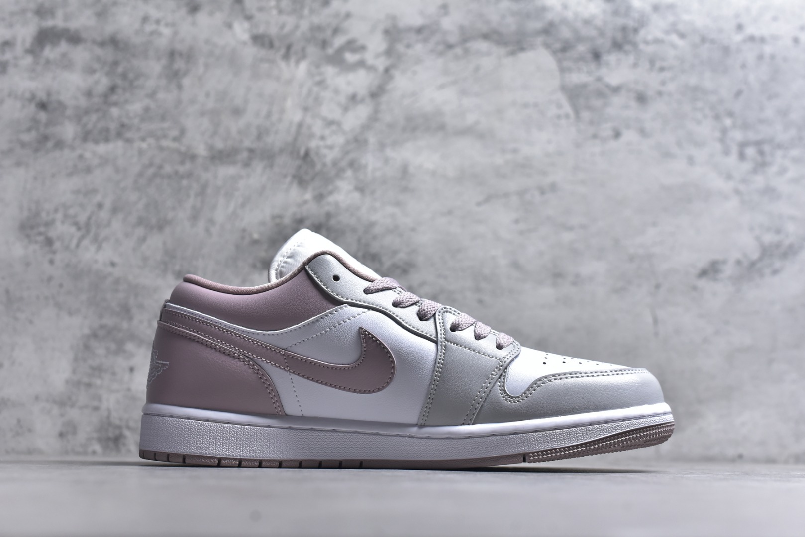 图片[3]-#Air Jordan AJ1 Low 低帮 DC0774-606 全新流水线出品 DT版本唯一平替选择 市场第二梯队最强版 全部原鞋开发 原楦原纸板开发 全鞋电脑针车 原厂内置全掌气垫 原盒内在原标 唯一Zp原版鞋带绑法 免检产品 全新2022版型 全头层皮料 完美零毛边处理 原厂配置全掌气垫 价格定位良心 几十个配色陆续出货 实拍调校N版已经零色差零失真 百分百还原实物色彩所见即所得 不存在货不对板色差等低级问题 选购参考实物拍摄 不混卖不参货 只用心做好货严格选品 承诺混一赔十 尺码：36 36.5 37.5 38 38.5 39 40 40.5 41 42 42.5 43 44 44.5 45-选品中心