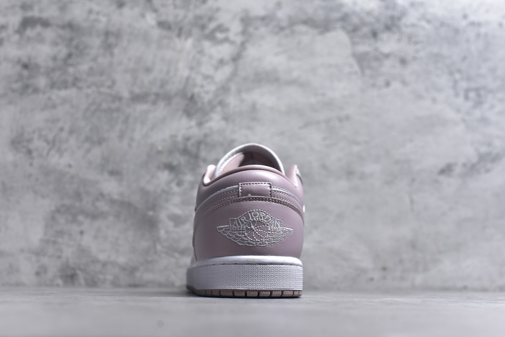 图片[5]-#Air Jordan AJ1 Low 低帮 DC0774-606 全新流水线出品 DT版本唯一平替选择 市场第二梯队最强版 全部原鞋开发 原楦原纸板开发 全鞋电脑针车 原厂内置全掌气垫 原盒内在原标 唯一Zp原版鞋带绑法 免检产品 全新2022版型 全头层皮料 完美零毛边处理 原厂配置全掌气垫 价格定位良心 几十个配色陆续出货 实拍调校N版已经零色差零失真 百分百还原实物色彩所见即所得 不存在货不对板色差等低级问题 选购参考实物拍摄 不混卖不参货 只用心做好货严格选品 承诺混一赔十 尺码：36 36.5 37.5 38 38.5 39 40 40.5 41 42 42.5 43 44 44.5 45-选品中心