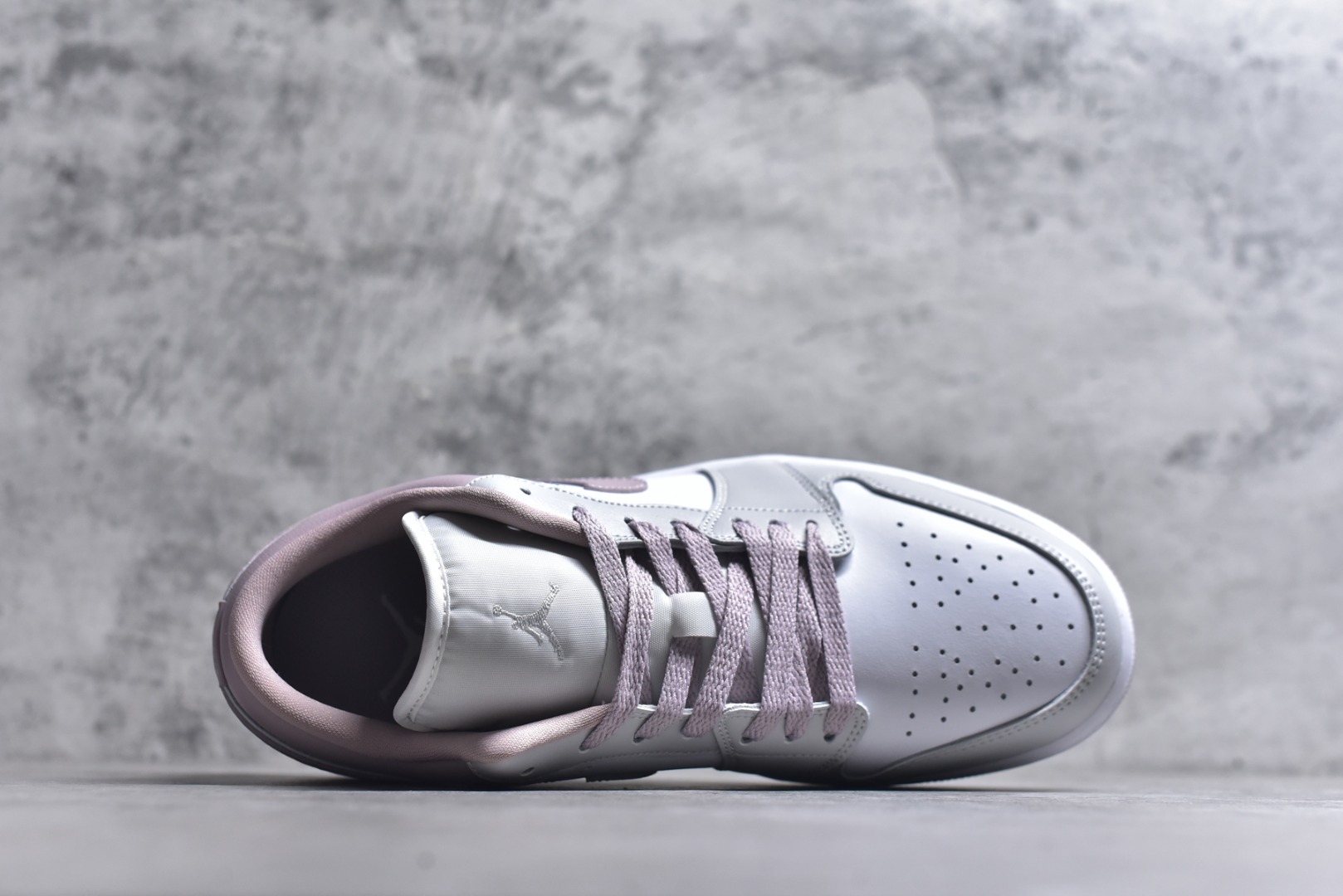 图片[4]-#Air Jordan AJ1 Low 低帮 DC0774-606 全新流水线出品 DT版本唯一平替选择 市场第二梯队最强版 全部原鞋开发 原楦原纸板开发 全鞋电脑针车 原厂内置全掌气垫 原盒内在原标 唯一Zp原版鞋带绑法 免检产品 全新2022版型 全头层皮料 完美零毛边处理 原厂配置全掌气垫 价格定位良心 几十个配色陆续出货 实拍调校N版已经零色差零失真 百分百还原实物色彩所见即所得 不存在货不对板色差等低级问题 选购参考实物拍摄 不混卖不参货 只用心做好货严格选品 承诺混一赔十 尺码：36 36.5 37.5 38 38.5 39 40 40.5 41 42 42.5 43 44 44.5 45-选品中心