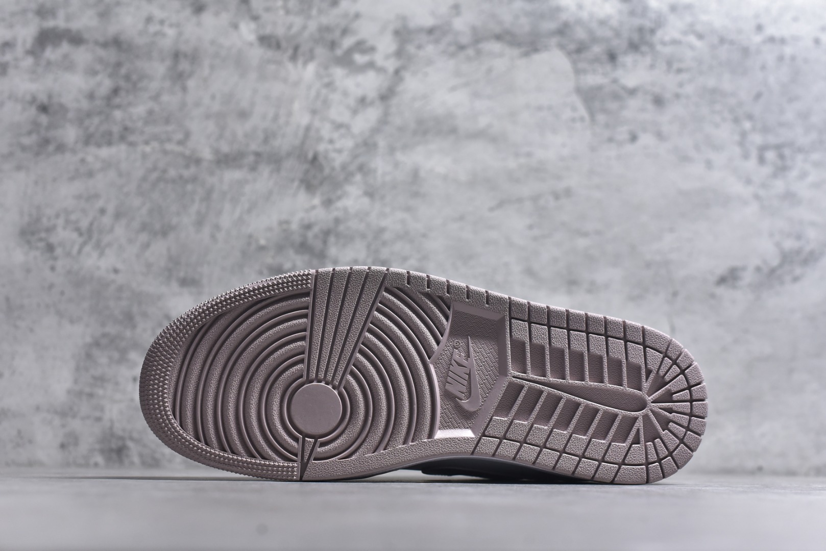 图片[6]-#Air Jordan AJ1 Low 低帮 DC0774-606 全新流水线出品 DT版本唯一平替选择 市场第二梯队最强版 全部原鞋开发 原楦原纸板开发 全鞋电脑针车 原厂内置全掌气垫 原盒内在原标 唯一Zp原版鞋带绑法 免检产品 全新2022版型 全头层皮料 完美零毛边处理 原厂配置全掌气垫 价格定位良心 几十个配色陆续出货 实拍调校N版已经零色差零失真 百分百还原实物色彩所见即所得 不存在货不对板色差等低级问题 选购参考实物拍摄 不混卖不参货 只用心做好货严格选品 承诺混一赔十 尺码：36 36.5 37.5 38 38.5 39 40 40.5 41 42 42.5 43 44 44.5 45-选品中心