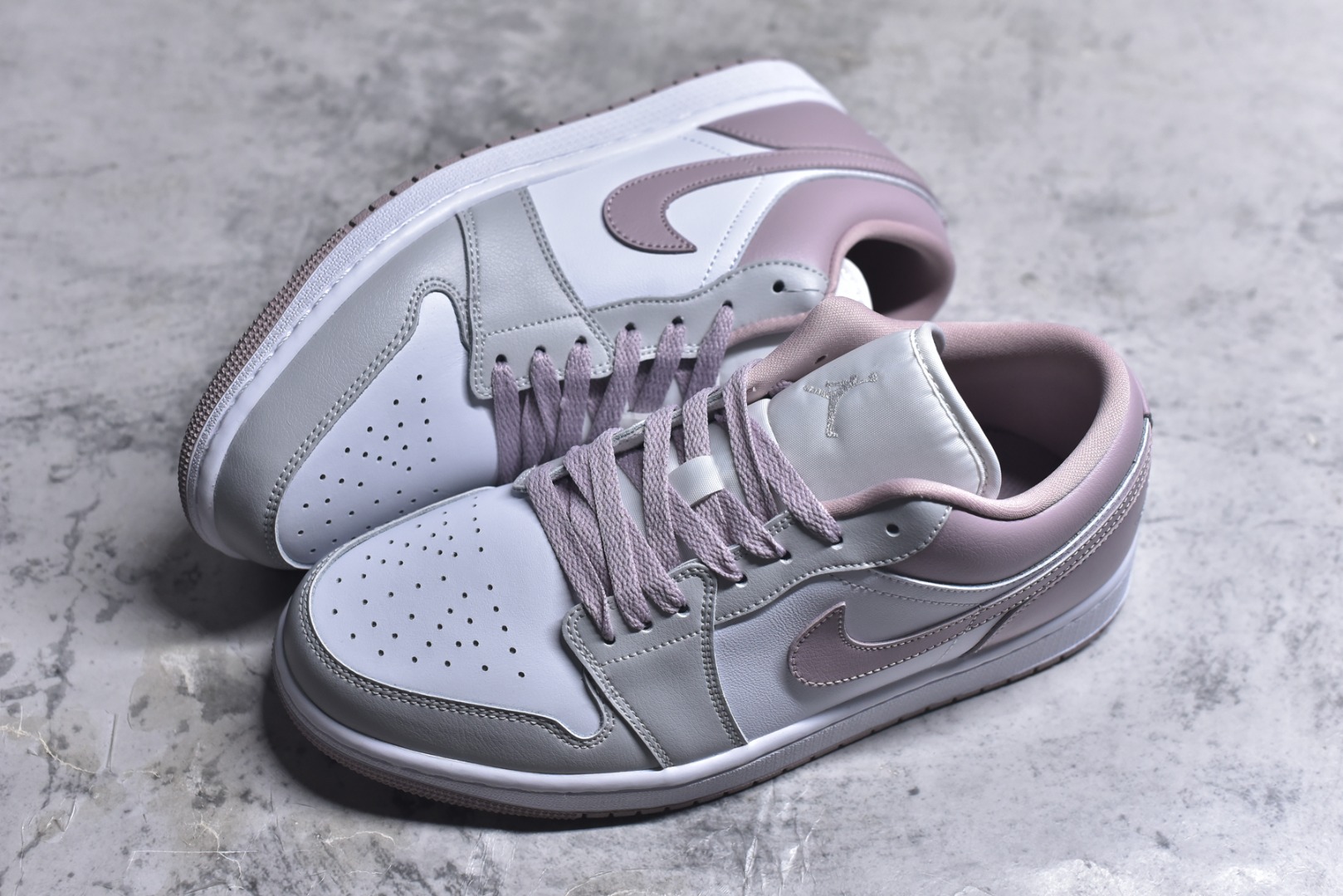 图片[7]-#Air Jordan AJ1 Low 低帮 DC0774-606 全新流水线出品 DT版本唯一平替选择 市场第二梯队最强版 全部原鞋开发 原楦原纸板开发 全鞋电脑针车 原厂内置全掌气垫 原盒内在原标 唯一Zp原版鞋带绑法 免检产品 全新2022版型 全头层皮料 完美零毛边处理 原厂配置全掌气垫 价格定位良心 几十个配色陆续出货 实拍调校N版已经零色差零失真 百分百还原实物色彩所见即所得 不存在货不对板色差等低级问题 选购参考实物拍摄 不混卖不参货 只用心做好货严格选品 承诺混一赔十 尺码：36 36.5 37.5 38 38.5 39 40 40.5 41 42 42.5 43 44 44.5 45-选品中心