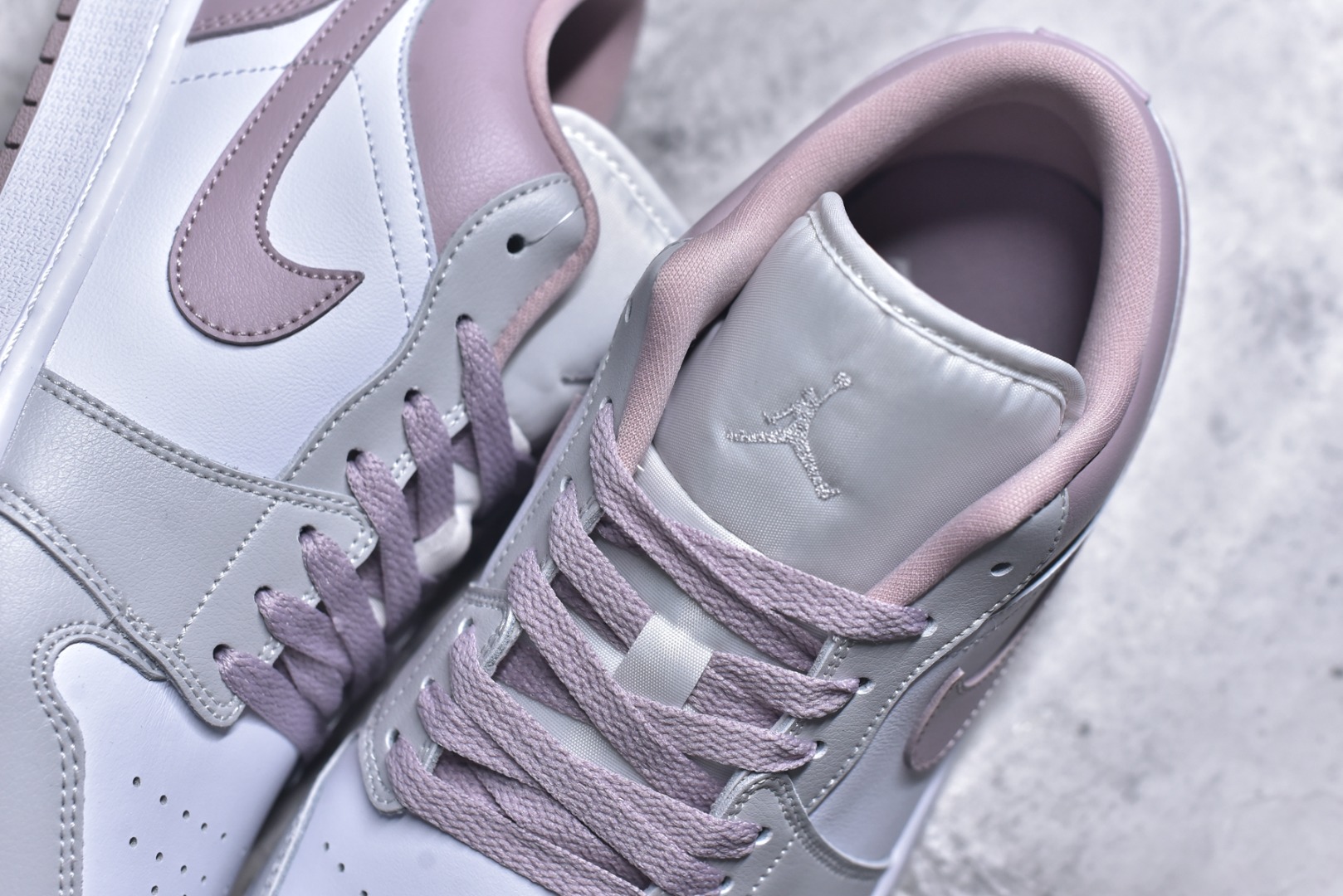 图片[9]-#Air Jordan AJ1 Low 低帮 DC0774-606 全新流水线出品 DT版本唯一平替选择 市场第二梯队最强版 全部原鞋开发 原楦原纸板开发 全鞋电脑针车 原厂内置全掌气垫 原盒内在原标 唯一Zp原版鞋带绑法 免检产品 全新2022版型 全头层皮料 完美零毛边处理 原厂配置全掌气垫 价格定位良心 几十个配色陆续出货 实拍调校N版已经零色差零失真 百分百还原实物色彩所见即所得 不存在货不对板色差等低级问题 选购参考实物拍摄 不混卖不参货 只用心做好货严格选品 承诺混一赔十 尺码：36 36.5 37.5 38 38.5 39 40 40.5 41 42 42.5 43 44 44.5 45-选品中心