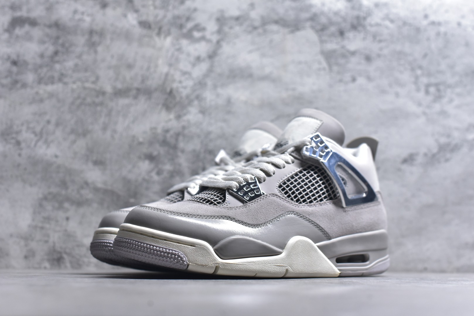 图片[2]-#Air Jordan 4 Retro \”Frozen Moments\” 电镀银 AJ4 乔丹4代 aj4 乔4 灰银 乔丹篮球鞋系列 鞋身采用灰色调作为主底色，鞋身处皮革和麂皮的拼接设计，为该鞋增添了精致的层次，质感可谓相当优秀；鞋舌处Jumpman Logo采用灰色点缀，鞋身最大的亮点是鞋带孔、侧面的支撑部分均采用金属银色点缀，迎合鞋款主题。此外后跟处也以经典的白色Jumpwman Logos点缀，最后以搭载有开窗式Air Max气垫的中底收尾。 货号：AQ9129-001 尺码：40-48.5-选品中心