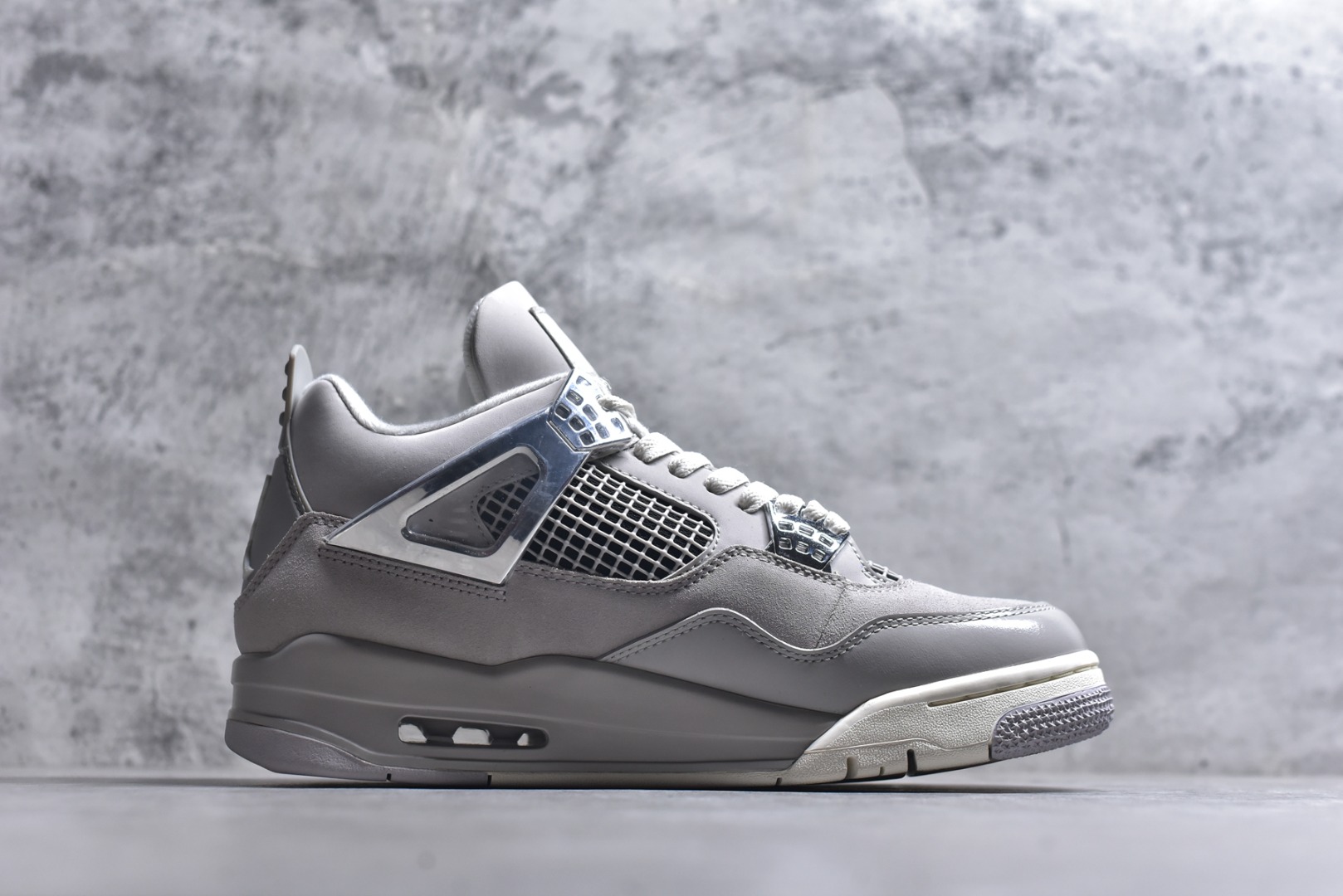 图片[3]-#Air Jordan 4 Retro \”Frozen Moments\” 电镀银 AJ4 乔丹4代 aj4 乔4 灰银 乔丹篮球鞋系列 鞋身采用灰色调作为主底色，鞋身处皮革和麂皮的拼接设计，为该鞋增添了精致的层次，质感可谓相当优秀；鞋舌处Jumpman Logo采用灰色点缀，鞋身最大的亮点是鞋带孔、侧面的支撑部分均采用金属银色点缀，迎合鞋款主题。此外后跟处也以经典的白色Jumpwman Logos点缀，最后以搭载有开窗式Air Max气垫的中底收尾。 货号：AQ9129-001 尺码：40-48.5-选品中心