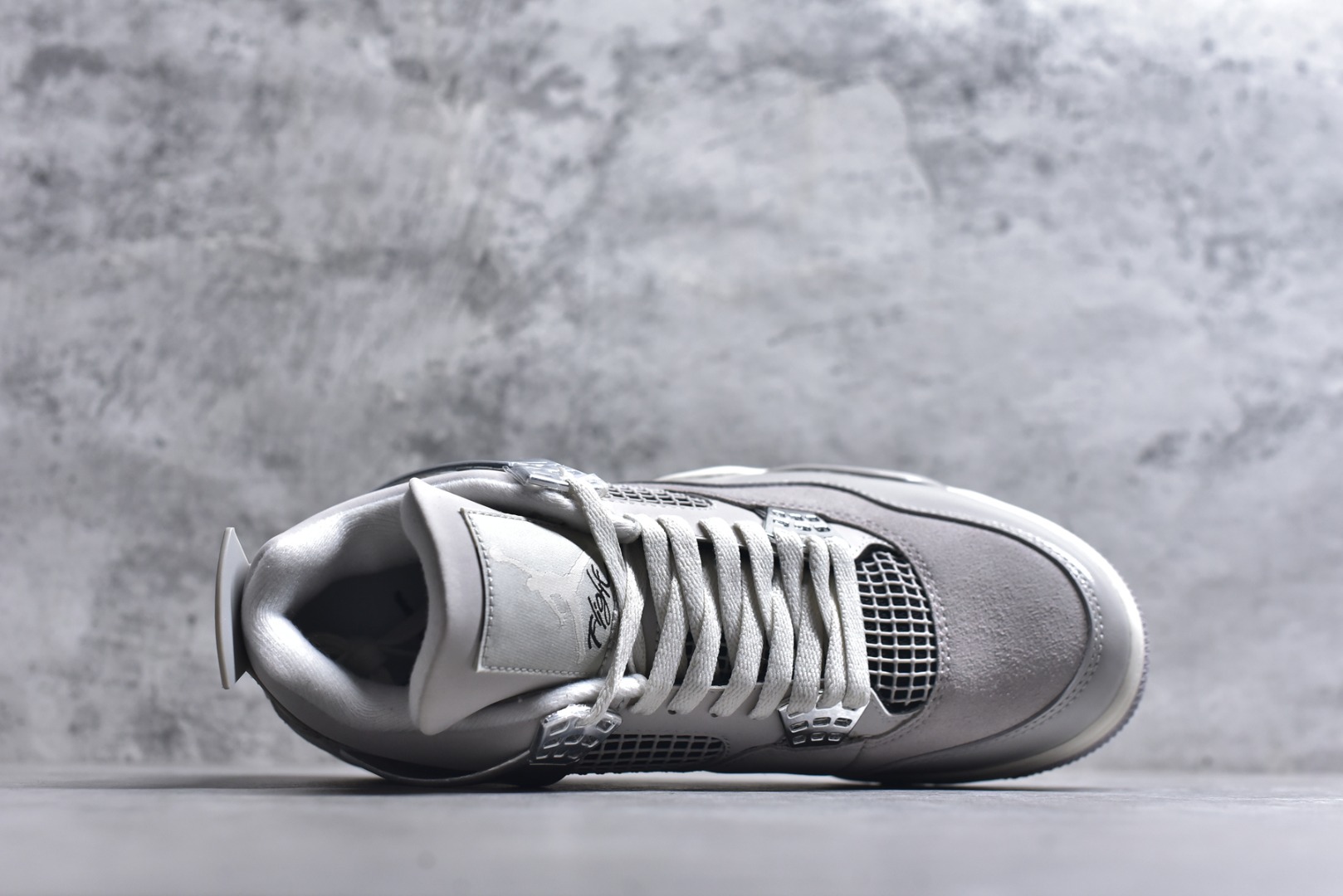 图片[4]-#Air Jordan 4 Retro \”Frozen Moments\” 电镀银 AJ4 乔丹4代 aj4 乔4 灰银 乔丹篮球鞋系列 鞋身采用灰色调作为主底色，鞋身处皮革和麂皮的拼接设计，为该鞋增添了精致的层次，质感可谓相当优秀；鞋舌处Jumpman Logo采用灰色点缀，鞋身最大的亮点是鞋带孔、侧面的支撑部分均采用金属银色点缀，迎合鞋款主题。此外后跟处也以经典的白色Jumpwman Logos点缀，最后以搭载有开窗式Air Max气垫的中底收尾。 货号：AQ9129-001 尺码：40-48.5-选品中心