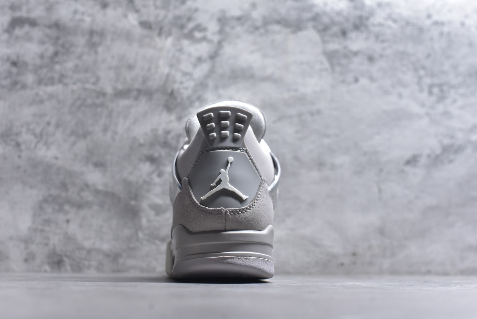 图片[5]-#Air Jordan 4 Retro \”Frozen Moments\” 电镀银 AJ4 乔丹4代 aj4 乔4 灰银 乔丹篮球鞋系列 鞋身采用灰色调作为主底色，鞋身处皮革和麂皮的拼接设计，为该鞋增添了精致的层次，质感可谓相当优秀；鞋舌处Jumpman Logo采用灰色点缀，鞋身最大的亮点是鞋带孔、侧面的支撑部分均采用金属银色点缀，迎合鞋款主题。此外后跟处也以经典的白色Jumpwman Logos点缀，最后以搭载有开窗式Air Max气垫的中底收尾。 货号：AQ9129-001 尺码：40-48.5-选品中心