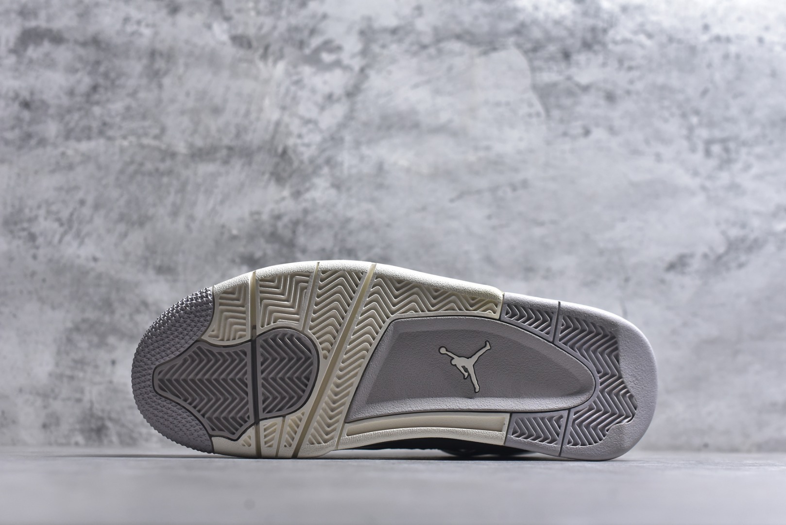 图片[6]-#Air Jordan 4 Retro \”Frozen Moments\” 电镀银 AJ4 乔丹4代 aj4 乔4 灰银 乔丹篮球鞋系列 鞋身采用灰色调作为主底色，鞋身处皮革和麂皮的拼接设计，为该鞋增添了精致的层次，质感可谓相当优秀；鞋舌处Jumpman Logo采用灰色点缀，鞋身最大的亮点是鞋带孔、侧面的支撑部分均采用金属银色点缀，迎合鞋款主题。此外后跟处也以经典的白色Jumpwman Logos点缀，最后以搭载有开窗式Air Max气垫的中底收尾。 货号：AQ9129-001 尺码：40-48.5-选品中心