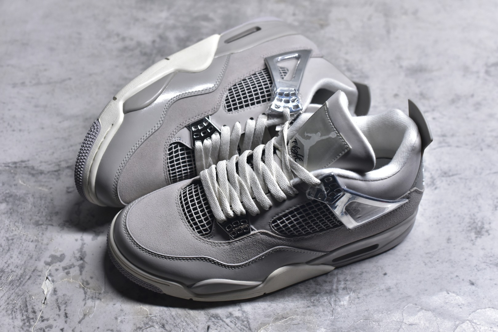 图片[7]-#Air Jordan 4 Retro \”Frozen Moments\” 电镀银 AJ4 乔丹4代 aj4 乔4 灰银 乔丹篮球鞋系列 鞋身采用灰色调作为主底色，鞋身处皮革和麂皮的拼接设计，为该鞋增添了精致的层次，质感可谓相当优秀；鞋舌处Jumpman Logo采用灰色点缀，鞋身最大的亮点是鞋带孔、侧面的支撑部分均采用金属银色点缀，迎合鞋款主题。此外后跟处也以经典的白色Jumpwman Logos点缀，最后以搭载有开窗式Air Max气垫的中底收尾。 货号：AQ9129-001 尺码：40-48.5-选品中心