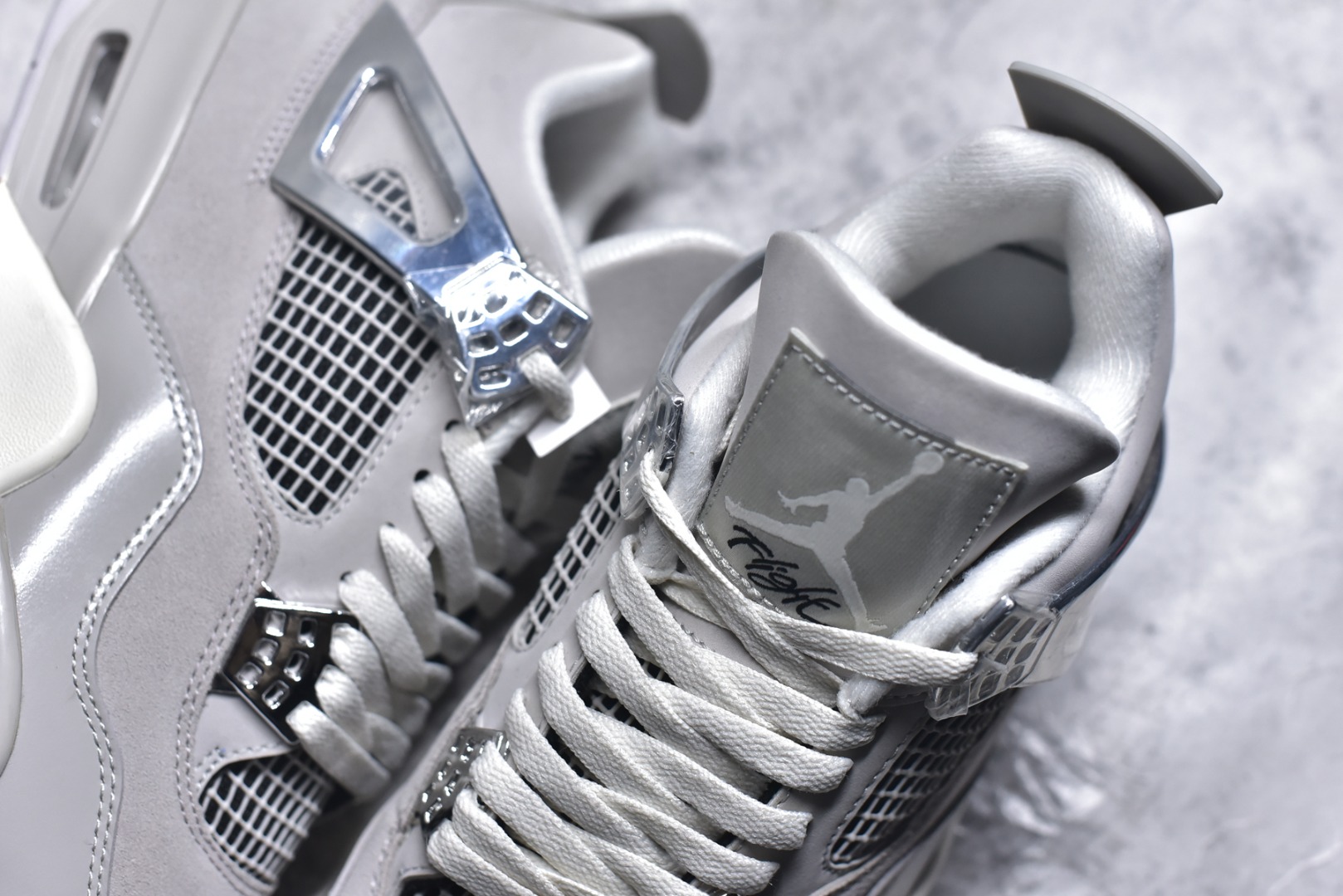 图片[9]-#Air Jordan 4 Retro \”Frozen Moments\” 电镀银 AJ4 乔丹4代 aj4 乔4 灰银 乔丹篮球鞋系列 鞋身采用灰色调作为主底色，鞋身处皮革和麂皮的拼接设计，为该鞋增添了精致的层次，质感可谓相当优秀；鞋舌处Jumpman Logo采用灰色点缀，鞋身最大的亮点是鞋带孔、侧面的支撑部分均采用金属银色点缀，迎合鞋款主题。此外后跟处也以经典的白色Jumpwman Logos点缀，最后以搭载有开窗式Air Max气垫的中底收尾。 货号：AQ9129-001 尺码：40-48.5-选品中心