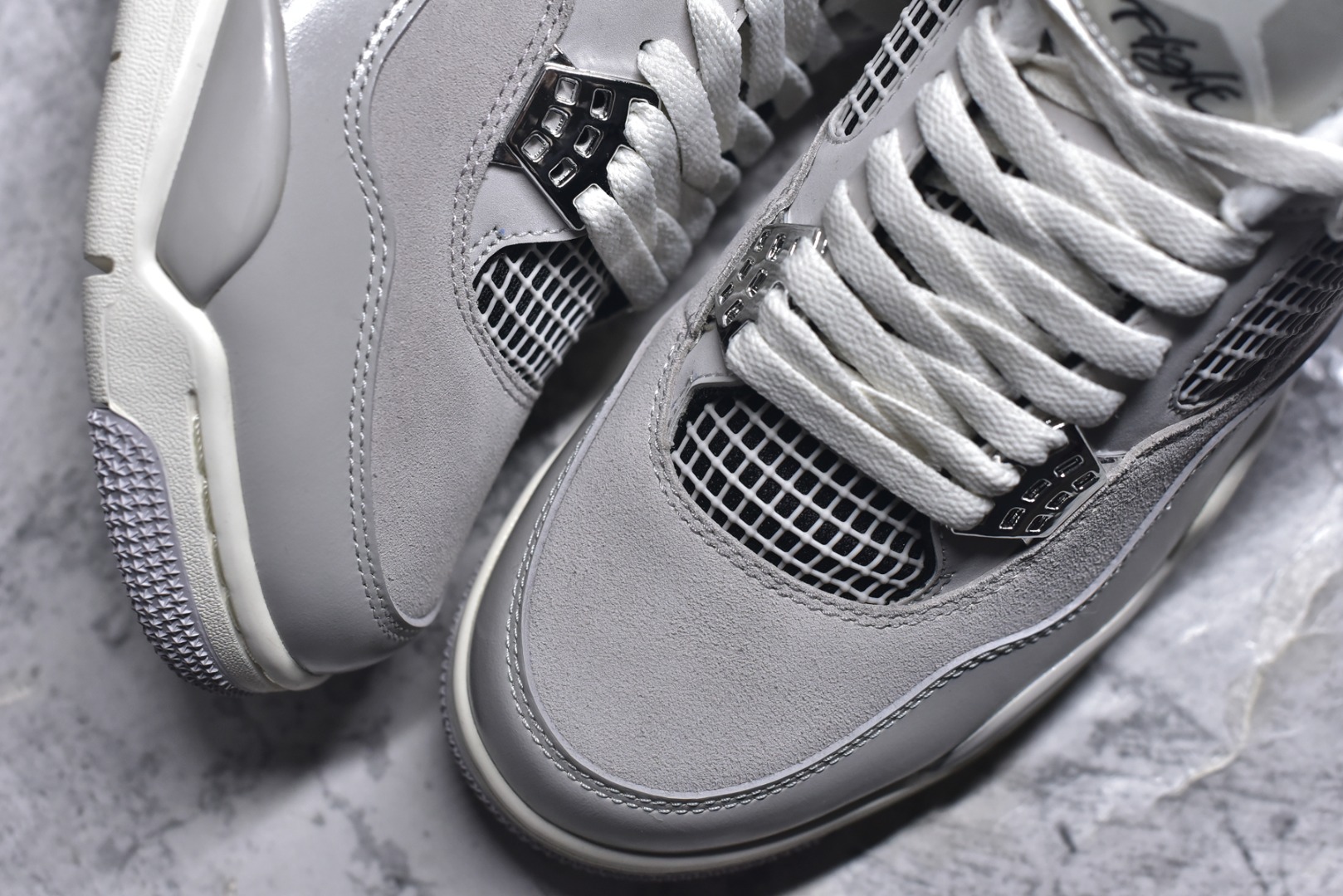 图片[8]-#Air Jordan 4 Retro \”Frozen Moments\” 电镀银 AJ4 乔丹4代 aj4 乔4 灰银 乔丹篮球鞋系列 鞋身采用灰色调作为主底色，鞋身处皮革和麂皮的拼接设计，为该鞋增添了精致的层次，质感可谓相当优秀；鞋舌处Jumpman Logo采用灰色点缀，鞋身最大的亮点是鞋带孔、侧面的支撑部分均采用金属银色点缀，迎合鞋款主题。此外后跟处也以经典的白色Jumpwman Logos点缀，最后以搭载有开窗式Air Max气垫的中底收尾。 货号：AQ9129-001 尺码：40-48.5-选品中心