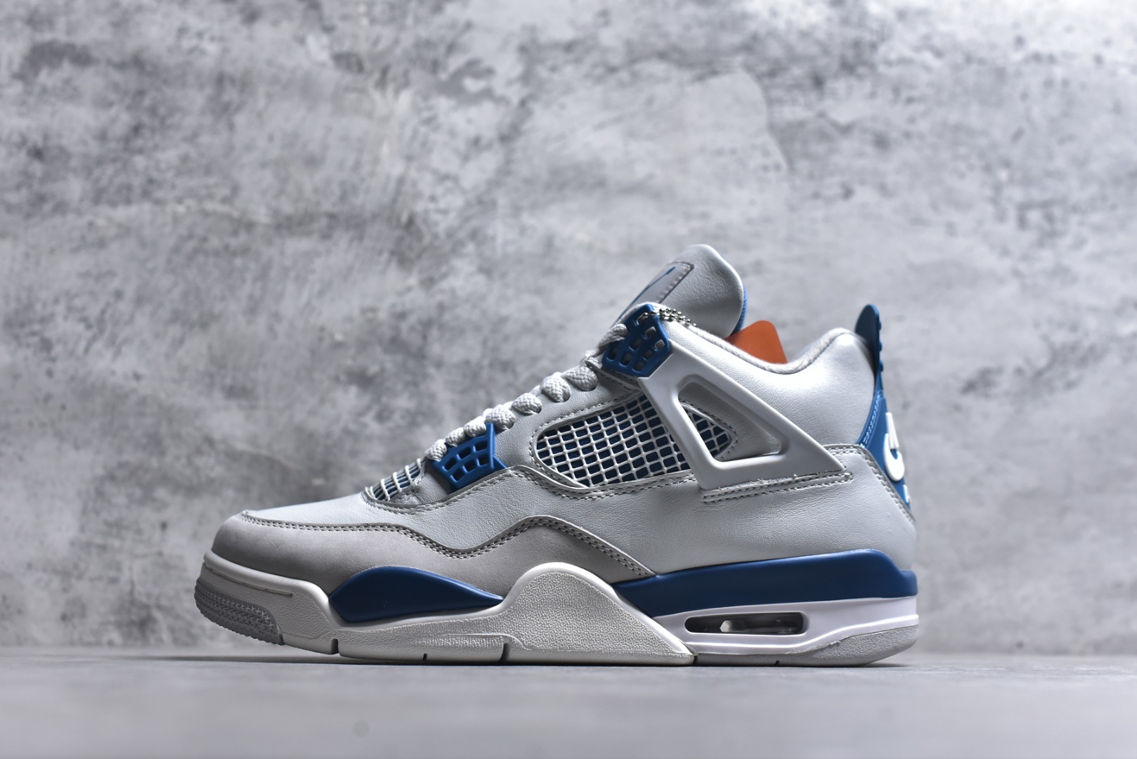 #Air Jordan AJ4 Retro 灰蓝 中帮篮球鞋 原楦原纸板同源开发 完美呈现乔4的版型 内侧正确双色网格 还原细节 正确气垫颜色 正确网格工艺 正确拉帮工艺 全鞋原装材料制作 原档案原模具打造 货号：FV5029-141 尺码：36-48.5-选品中心