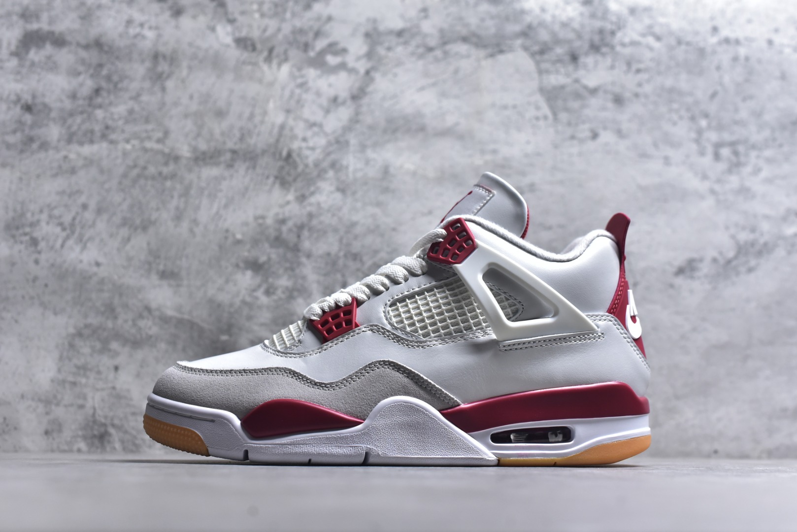#NK SB x Air Jordan AJ4 联名白红 DR5415-106 大厂出品 全头层加持 原鞋原楦原纸板同源开发 完美呈现乔4的版型 内侧正确双色网格 还原细节 原厂皮料 正确气垫颜色 正确网格工艺 正确拉帮工艺 全鞋原装材料制作 原档案原模具打造 支持全方位与正品对比 尺码：36-48.5-选品中心
