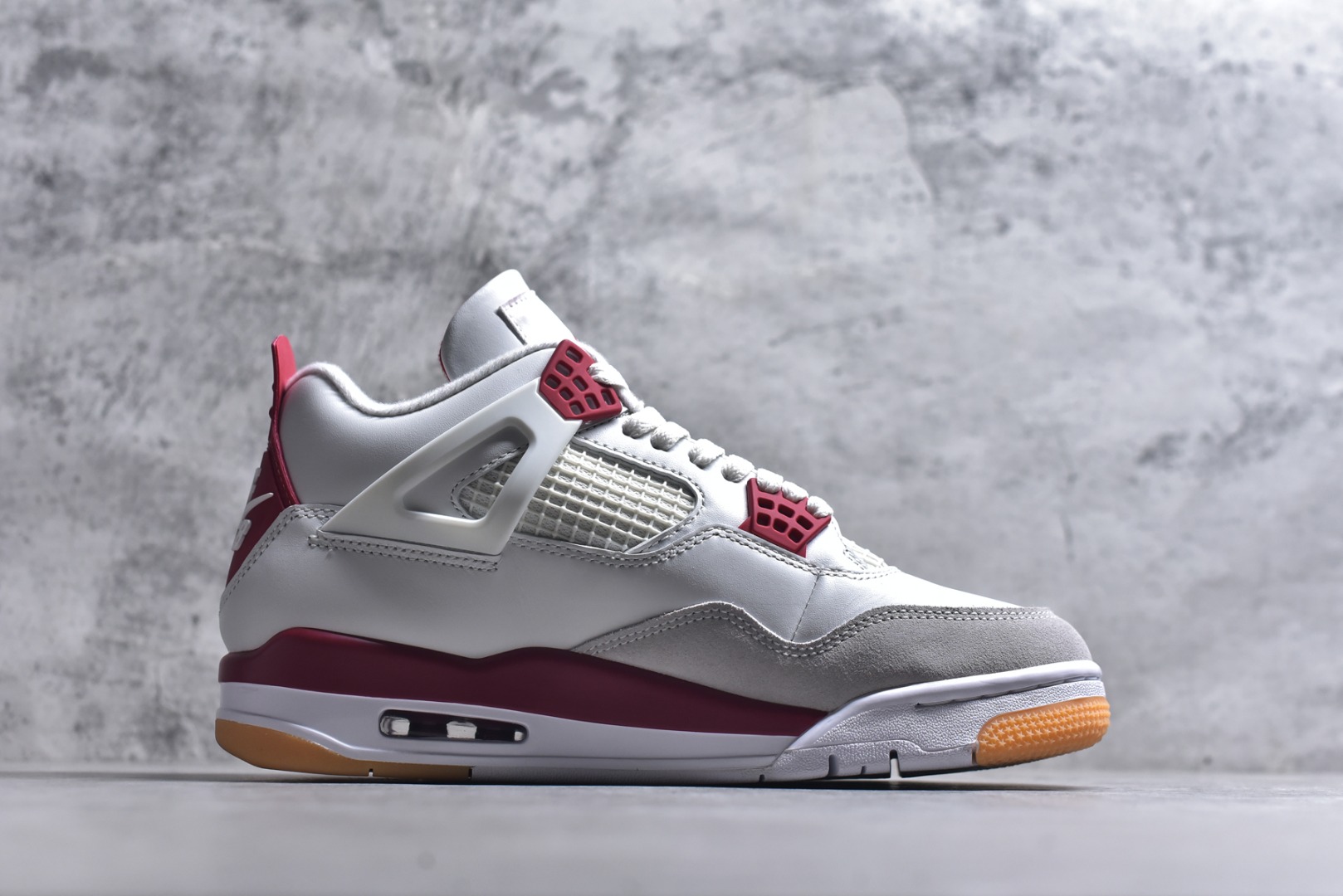 图片[3]-#NK SB x Air Jordan AJ4 联名白红 DR5415-106 大厂出品 全头层加持 原鞋原楦原纸板同源开发 完美呈现乔4的版型 内侧正确双色网格 还原细节 原厂皮料 正确气垫颜色 正确网格工艺 正确拉帮工艺 全鞋原装材料制作 原档案原模具打造 支持全方位与正品对比 尺码：36-48.5-选品中心