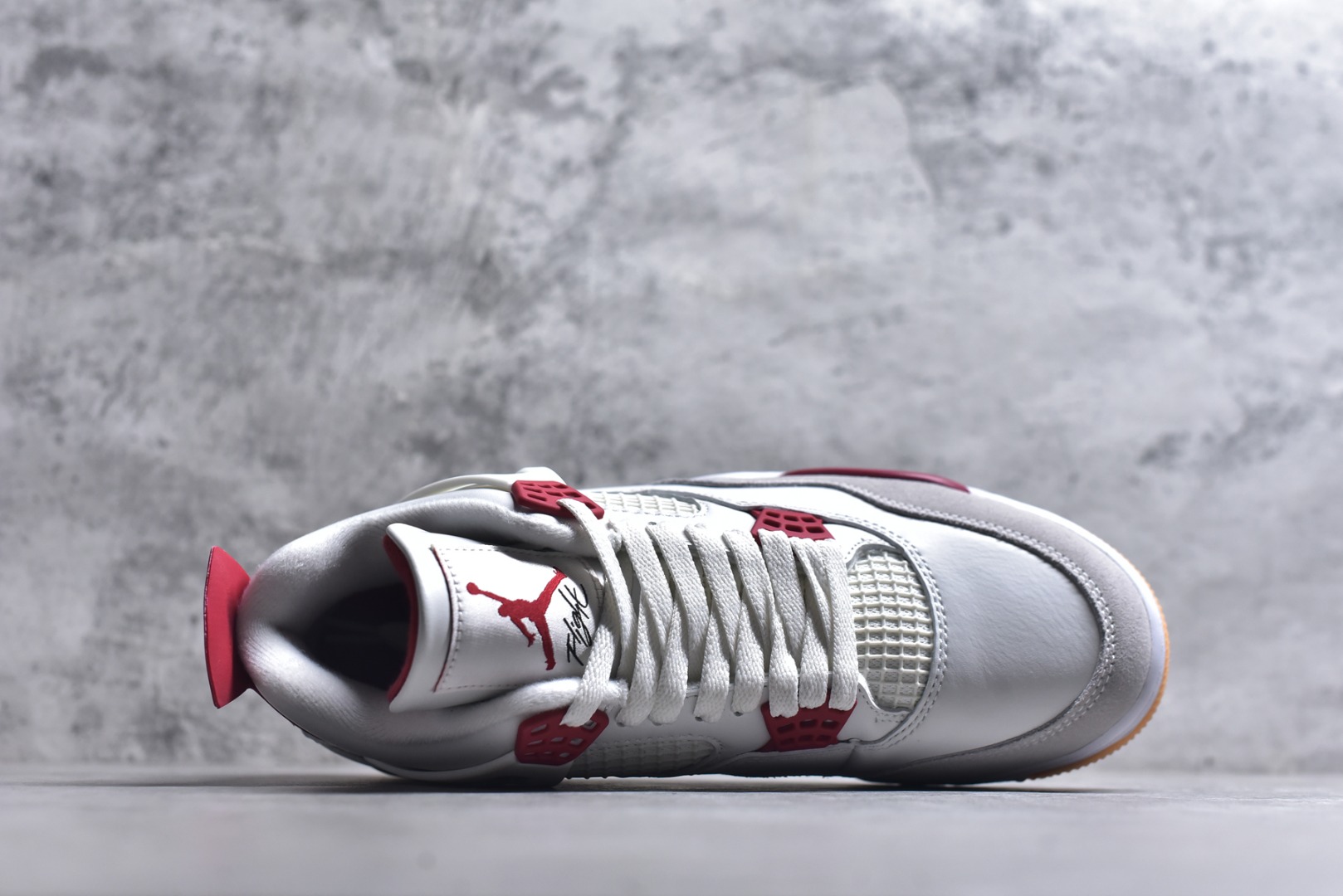 图片[4]-#NK SB x Air Jordan AJ4 联名白红 DR5415-106 大厂出品 全头层加持 原鞋原楦原纸板同源开发 完美呈现乔4的版型 内侧正确双色网格 还原细节 原厂皮料 正确气垫颜色 正确网格工艺 正确拉帮工艺 全鞋原装材料制作 原档案原模具打造 支持全方位与正品对比 尺码：36-48.5-选品中心