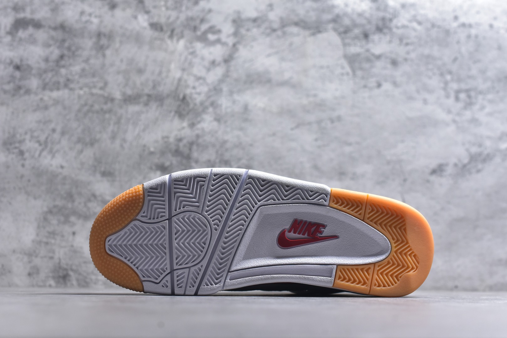 图片[6]-#NK SB x Air Jordan AJ4 联名白红 DR5415-106 大厂出品 全头层加持 原鞋原楦原纸板同源开发 完美呈现乔4的版型 内侧正确双色网格 还原细节 原厂皮料 正确气垫颜色 正确网格工艺 正确拉帮工艺 全鞋原装材料制作 原档案原模具打造 支持全方位与正品对比 尺码：36-48.5-选品中心