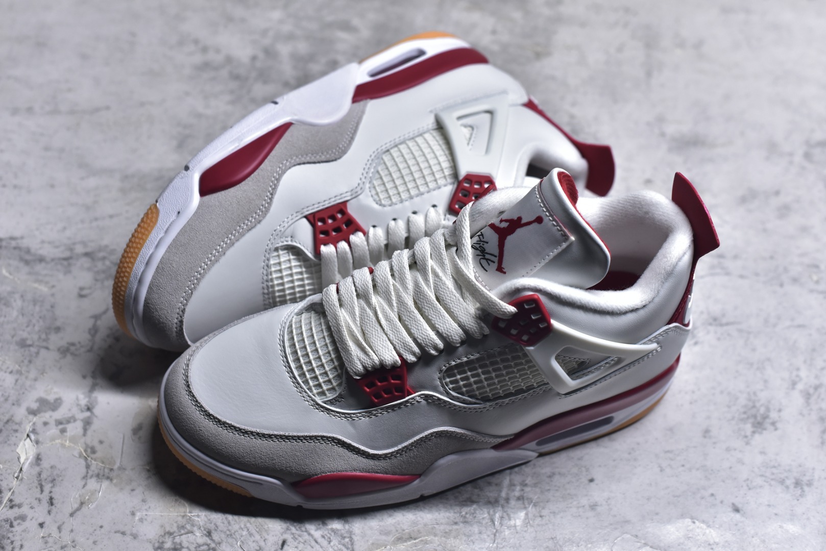 图片[7]-#NK SB x Air Jordan AJ4 联名白红 DR5415-106 大厂出品 全头层加持 原鞋原楦原纸板同源开发 完美呈现乔4的版型 内侧正确双色网格 还原细节 原厂皮料 正确气垫颜色 正确网格工艺 正确拉帮工艺 全鞋原装材料制作 原档案原模具打造 支持全方位与正品对比 尺码：36-48.5-选品中心