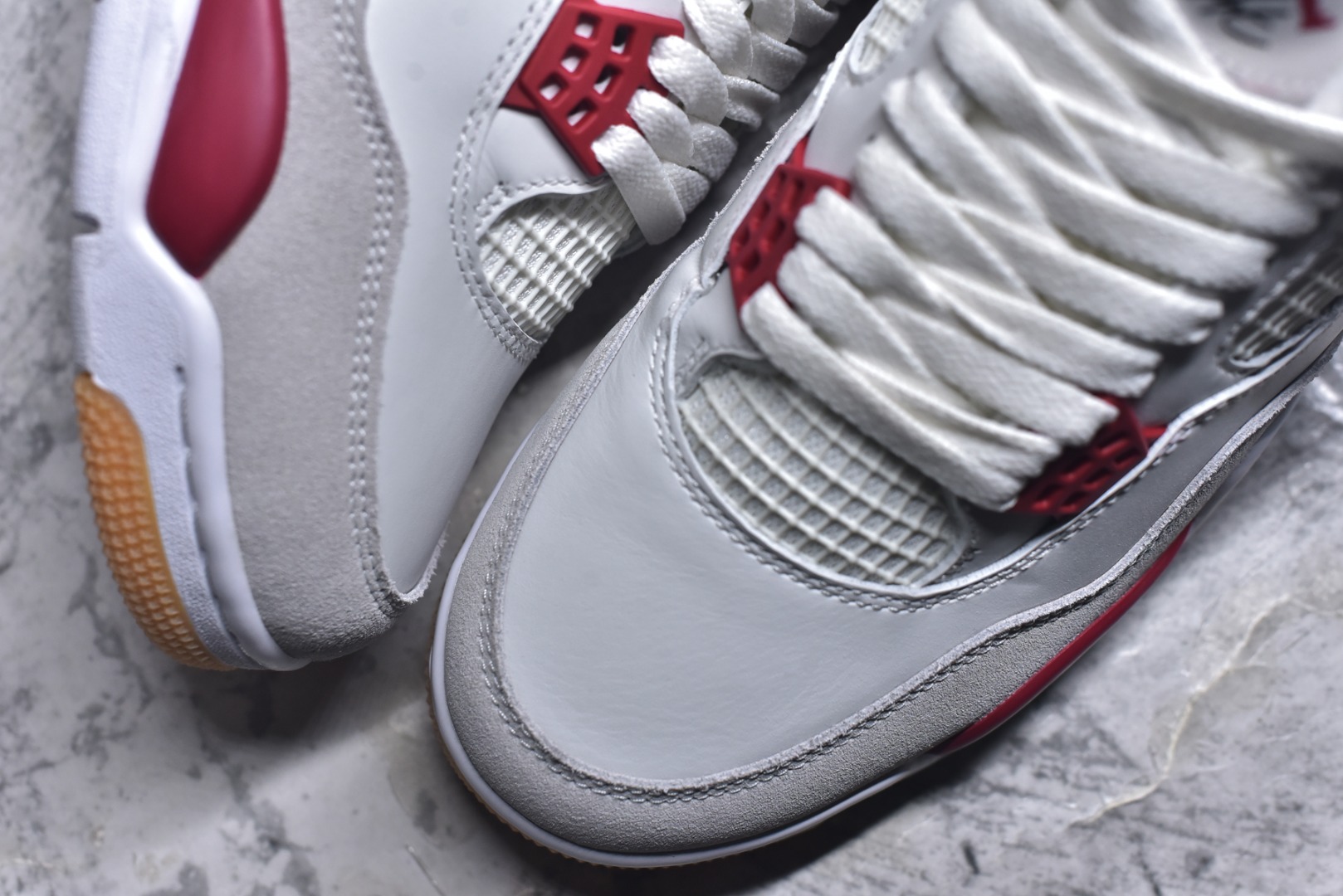 图片[8]-#NK SB x Air Jordan AJ4 联名白红 DR5415-106 大厂出品 全头层加持 原鞋原楦原纸板同源开发 完美呈现乔4的版型 内侧正确双色网格 还原细节 原厂皮料 正确气垫颜色 正确网格工艺 正确拉帮工艺 全鞋原装材料制作 原档案原模具打造 支持全方位与正品对比 尺码：36-48.5-选品中心