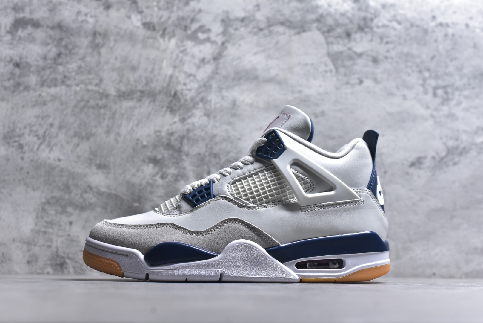 #NK SB x Air Jordan AJ4 联名海军蓝 白蓝 DR5415-100 耗时半年巨作 全套原纸板楦头开发 原厂特供皮料加持 确保原汁原味 完美呈现四代版型 一比一鞋头弧度高度鞋身弧度 数据细节工艺流程均保持原鞋一致 原厂TPU网格鞋带扣 正确内里网布 菱角分明不变形无多余毛边 柔软性质感一致于原鞋 原厂织唛标 原厂飞人电绣工艺 尾指中部跳三针 独家绑鞋带手法 印刷中底布 四线拉帮 米色美纹纸贴合固定 进口港宝加持 后跟自然饱满 全鞋荧光划线卡点 追求极致完美 每一双都是工艺品 多重QC质检 超越公司货的品控标准 实实在在的免检产品 尺码：36-48.5-选品中心