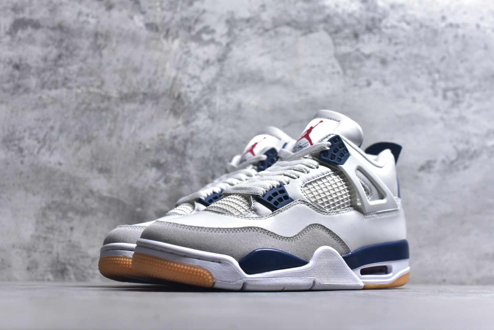 图片[2]-#NK SB x Air Jordan AJ4 联名海军蓝 白蓝 DR5415-100 耗时半年巨作 全套原纸板楦头开发 原厂特供皮料加持 确保原汁原味 完美呈现四代版型 一比一鞋头弧度高度鞋身弧度 数据细节工艺流程均保持原鞋一致 原厂TPU网格鞋带扣 正确内里网布 菱角分明不变形无多余毛边 柔软性质感一致于原鞋 原厂织唛标 原厂飞人电绣工艺 尾指中部跳三针 独家绑鞋带手法 印刷中底布 四线拉帮 米色美纹纸贴合固定 进口港宝加持 后跟自然饱满 全鞋荧光划线卡点 追求极致完美 每一双都是工艺品 多重QC质检 超越公司货的品控标准 实实在在的免检产品 尺码：36-48.5-选品中心
