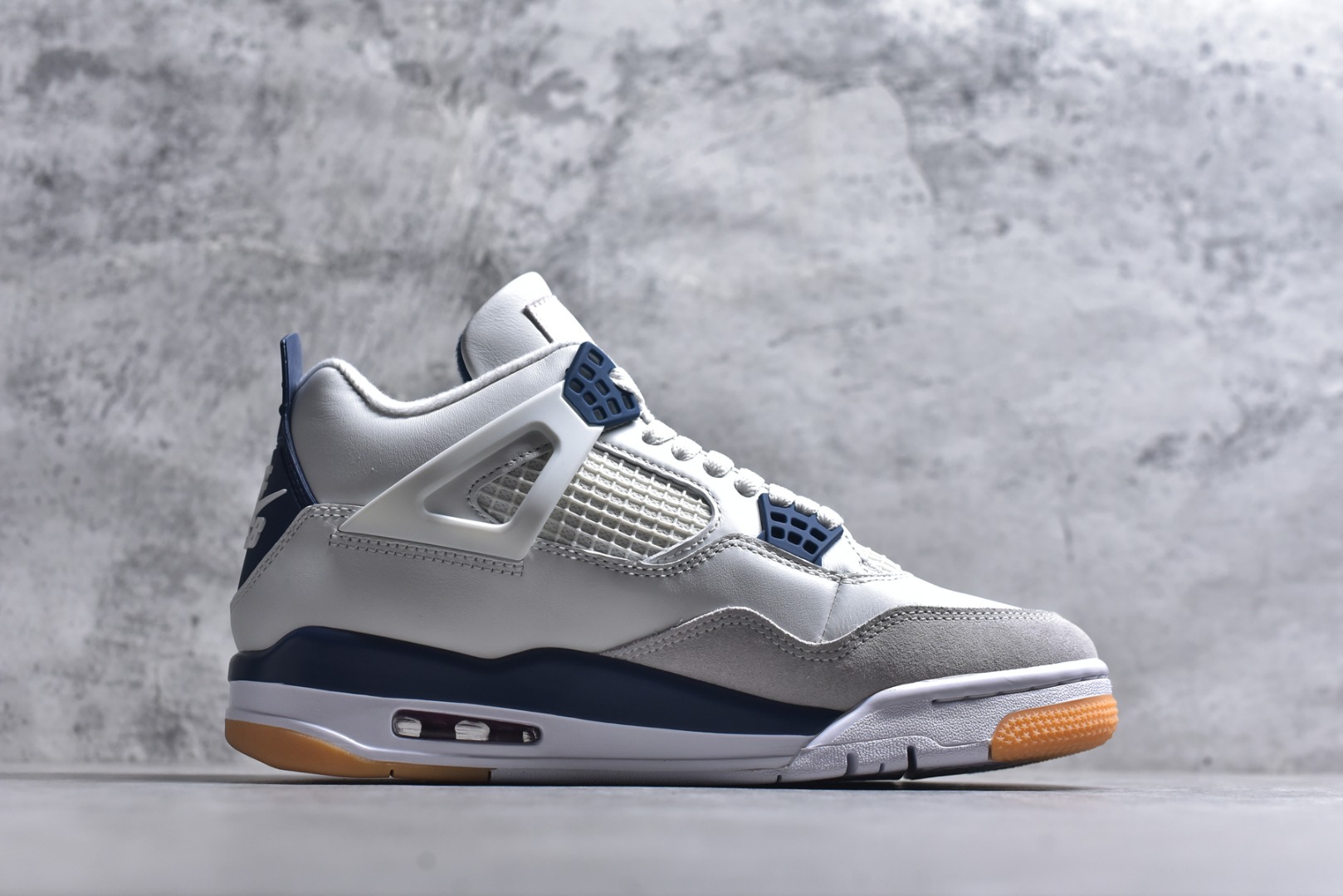 图片[3]-#NK SB x Air Jordan AJ4 联名海军蓝 白蓝 DR5415-100 耗时半年巨作 全套原纸板楦头开发 原厂特供皮料加持 确保原汁原味 完美呈现四代版型 一比一鞋头弧度高度鞋身弧度 数据细节工艺流程均保持原鞋一致 原厂TPU网格鞋带扣 正确内里网布 菱角分明不变形无多余毛边 柔软性质感一致于原鞋 原厂织唛标 原厂飞人电绣工艺 尾指中部跳三针 独家绑鞋带手法 印刷中底布 四线拉帮 米色美纹纸贴合固定 进口港宝加持 后跟自然饱满 全鞋荧光划线卡点 追求极致完美 每一双都是工艺品 多重QC质检 超越公司货的品控标准 实实在在的免检产品 尺码：36-48.5-选品中心