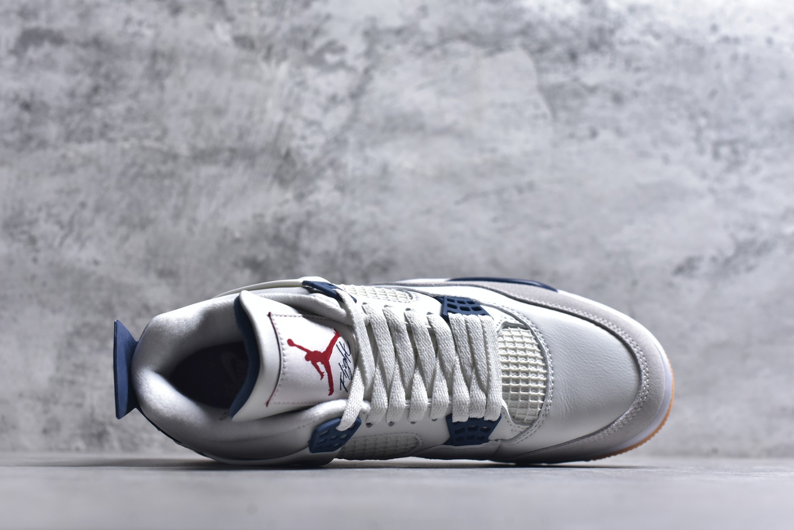 图片[4]-#NK SB x Air Jordan AJ4 联名海军蓝 白蓝 DR5415-100 耗时半年巨作 全套原纸板楦头开发 原厂特供皮料加持 确保原汁原味 完美呈现四代版型 一比一鞋头弧度高度鞋身弧度 数据细节工艺流程均保持原鞋一致 原厂TPU网格鞋带扣 正确内里网布 菱角分明不变形无多余毛边 柔软性质感一致于原鞋 原厂织唛标 原厂飞人电绣工艺 尾指中部跳三针 独家绑鞋带手法 印刷中底布 四线拉帮 米色美纹纸贴合固定 进口港宝加持 后跟自然饱满 全鞋荧光划线卡点 追求极致完美 每一双都是工艺品 多重QC质检 超越公司货的品控标准 实实在在的免检产品 尺码：36-48.5-选品中心