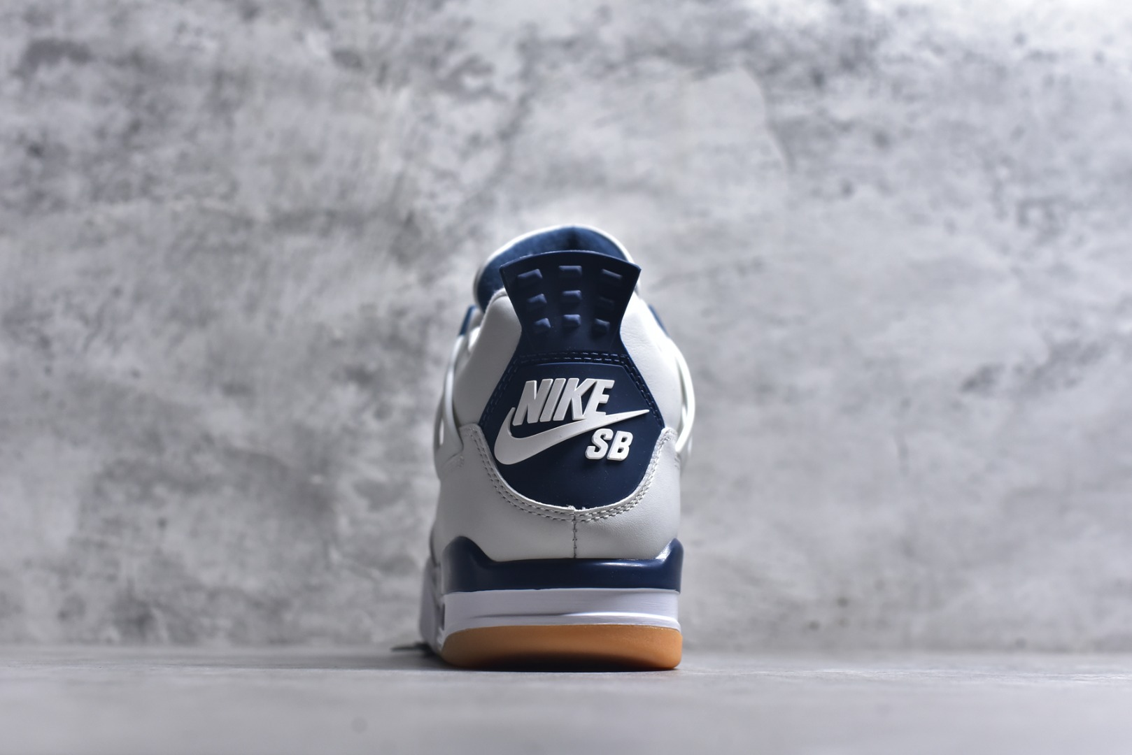 图片[5]-#NK SB x Air Jordan AJ4 联名海军蓝 白蓝 DR5415-100 耗时半年巨作 全套原纸板楦头开发 原厂特供皮料加持 确保原汁原味 完美呈现四代版型 一比一鞋头弧度高度鞋身弧度 数据细节工艺流程均保持原鞋一致 原厂TPU网格鞋带扣 正确内里网布 菱角分明不变形无多余毛边 柔软性质感一致于原鞋 原厂织唛标 原厂飞人电绣工艺 尾指中部跳三针 独家绑鞋带手法 印刷中底布 四线拉帮 米色美纹纸贴合固定 进口港宝加持 后跟自然饱满 全鞋荧光划线卡点 追求极致完美 每一双都是工艺品 多重QC质检 超越公司货的品控标准 实实在在的免检产品 尺码：36-48.5-选品中心