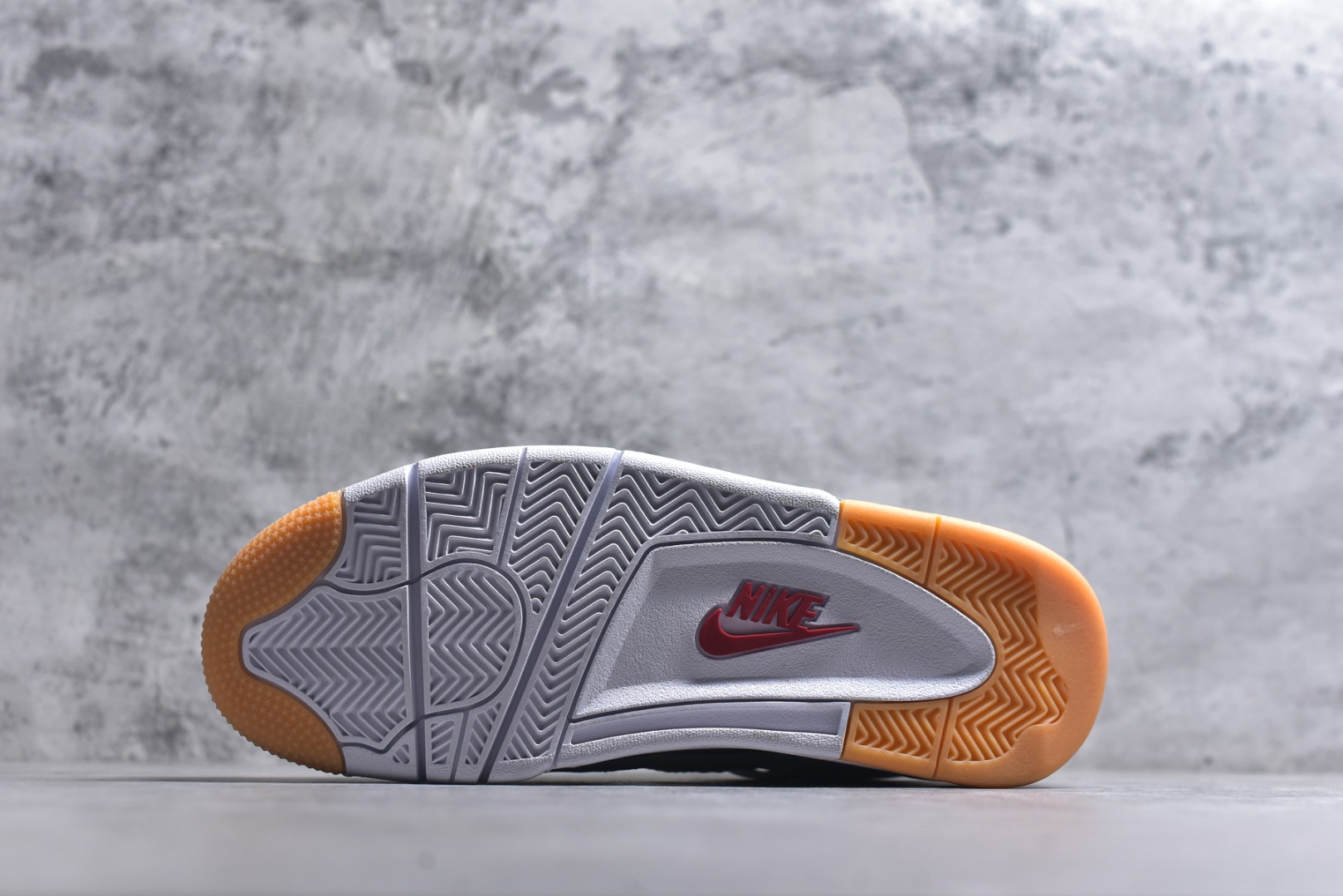 图片[6]-#NK SB x Air Jordan AJ4 联名海军蓝 白蓝 DR5415-100 耗时半年巨作 全套原纸板楦头开发 原厂特供皮料加持 确保原汁原味 完美呈现四代版型 一比一鞋头弧度高度鞋身弧度 数据细节工艺流程均保持原鞋一致 原厂TPU网格鞋带扣 正确内里网布 菱角分明不变形无多余毛边 柔软性质感一致于原鞋 原厂织唛标 原厂飞人电绣工艺 尾指中部跳三针 独家绑鞋带手法 印刷中底布 四线拉帮 米色美纹纸贴合固定 进口港宝加持 后跟自然饱满 全鞋荧光划线卡点 追求极致完美 每一双都是工艺品 多重QC质检 超越公司货的品控标准 实实在在的免检产品 尺码：36-48.5-选品中心