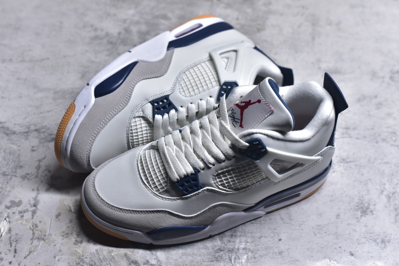 图片[7]-#NK SB x Air Jordan AJ4 联名海军蓝 白蓝 DR5415-100 耗时半年巨作 全套原纸板楦头开发 原厂特供皮料加持 确保原汁原味 完美呈现四代版型 一比一鞋头弧度高度鞋身弧度 数据细节工艺流程均保持原鞋一致 原厂TPU网格鞋带扣 正确内里网布 菱角分明不变形无多余毛边 柔软性质感一致于原鞋 原厂织唛标 原厂飞人电绣工艺 尾指中部跳三针 独家绑鞋带手法 印刷中底布 四线拉帮 米色美纹纸贴合固定 进口港宝加持 后跟自然饱满 全鞋荧光划线卡点 追求极致完美 每一双都是工艺品 多重QC质检 超越公司货的品控标准 实实在在的免检产品 尺码：36-48.5-选品中心