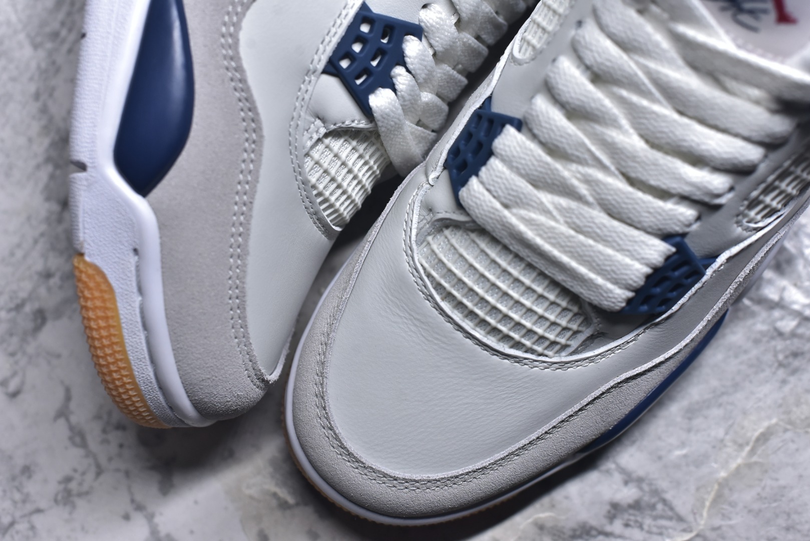 图片[8]-#NK SB x Air Jordan AJ4 联名海军蓝 白蓝 DR5415-100 耗时半年巨作 全套原纸板楦头开发 原厂特供皮料加持 确保原汁原味 完美呈现四代版型 一比一鞋头弧度高度鞋身弧度 数据细节工艺流程均保持原鞋一致 原厂TPU网格鞋带扣 正确内里网布 菱角分明不变形无多余毛边 柔软性质感一致于原鞋 原厂织唛标 原厂飞人电绣工艺 尾指中部跳三针 独家绑鞋带手法 印刷中底布 四线拉帮 米色美纹纸贴合固定 进口港宝加持 后跟自然饱满 全鞋荧光划线卡点 追求极致完美 每一双都是工艺品 多重QC质检 超越公司货的品控标准 实实在在的免检产品 尺码：36-48.5-选品中心