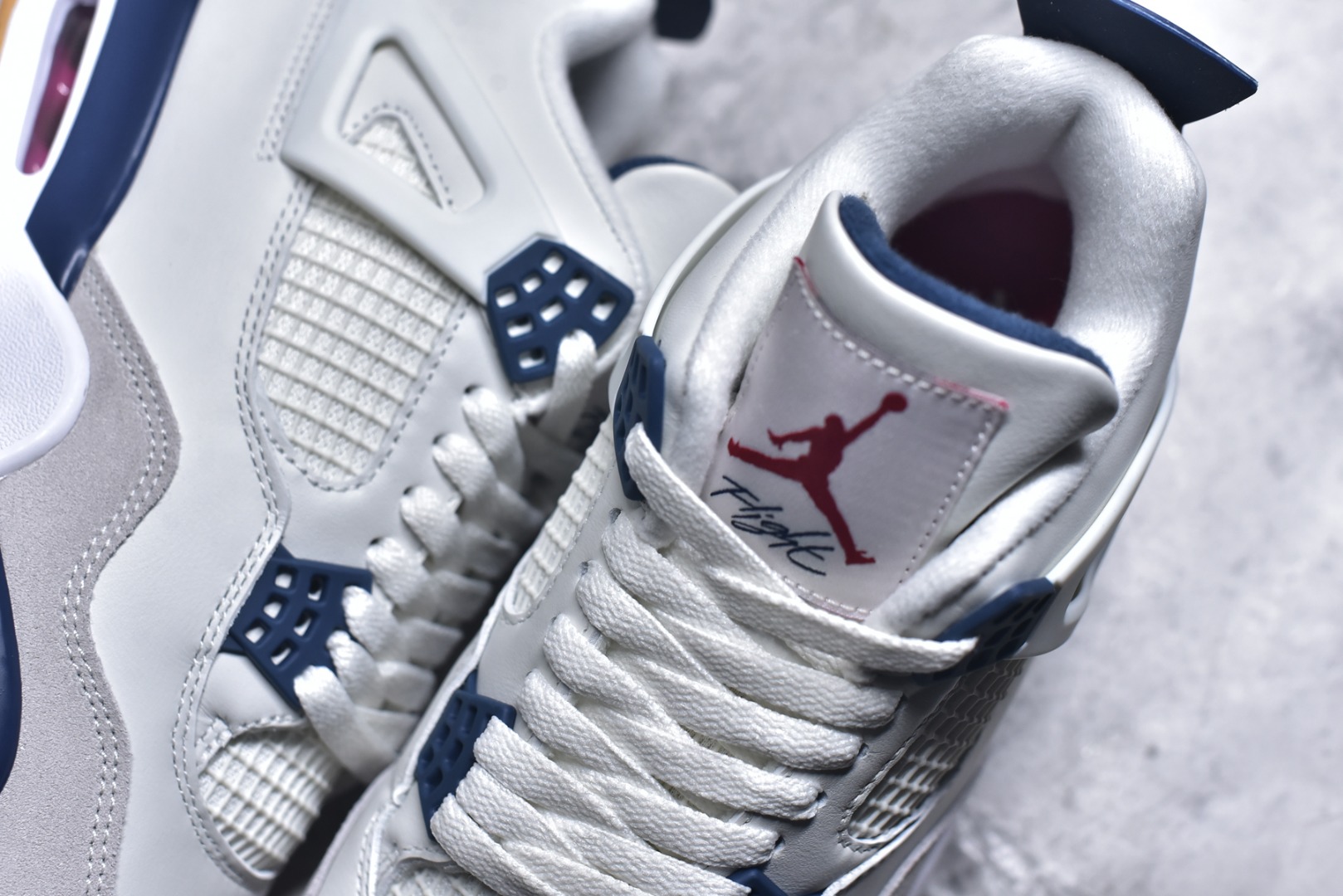 图片[9]-#NK SB x Air Jordan AJ4 联名海军蓝 白蓝 DR5415-100 耗时半年巨作 全套原纸板楦头开发 原厂特供皮料加持 确保原汁原味 完美呈现四代版型 一比一鞋头弧度高度鞋身弧度 数据细节工艺流程均保持原鞋一致 原厂TPU网格鞋带扣 正确内里网布 菱角分明不变形无多余毛边 柔软性质感一致于原鞋 原厂织唛标 原厂飞人电绣工艺 尾指中部跳三针 独家绑鞋带手法 印刷中底布 四线拉帮 米色美纹纸贴合固定 进口港宝加持 后跟自然饱满 全鞋荧光划线卡点 追求极致完美 每一双都是工艺品 多重QC质检 超越公司货的品控标准 实实在在的免检产品 尺码：36-48.5-选品中心