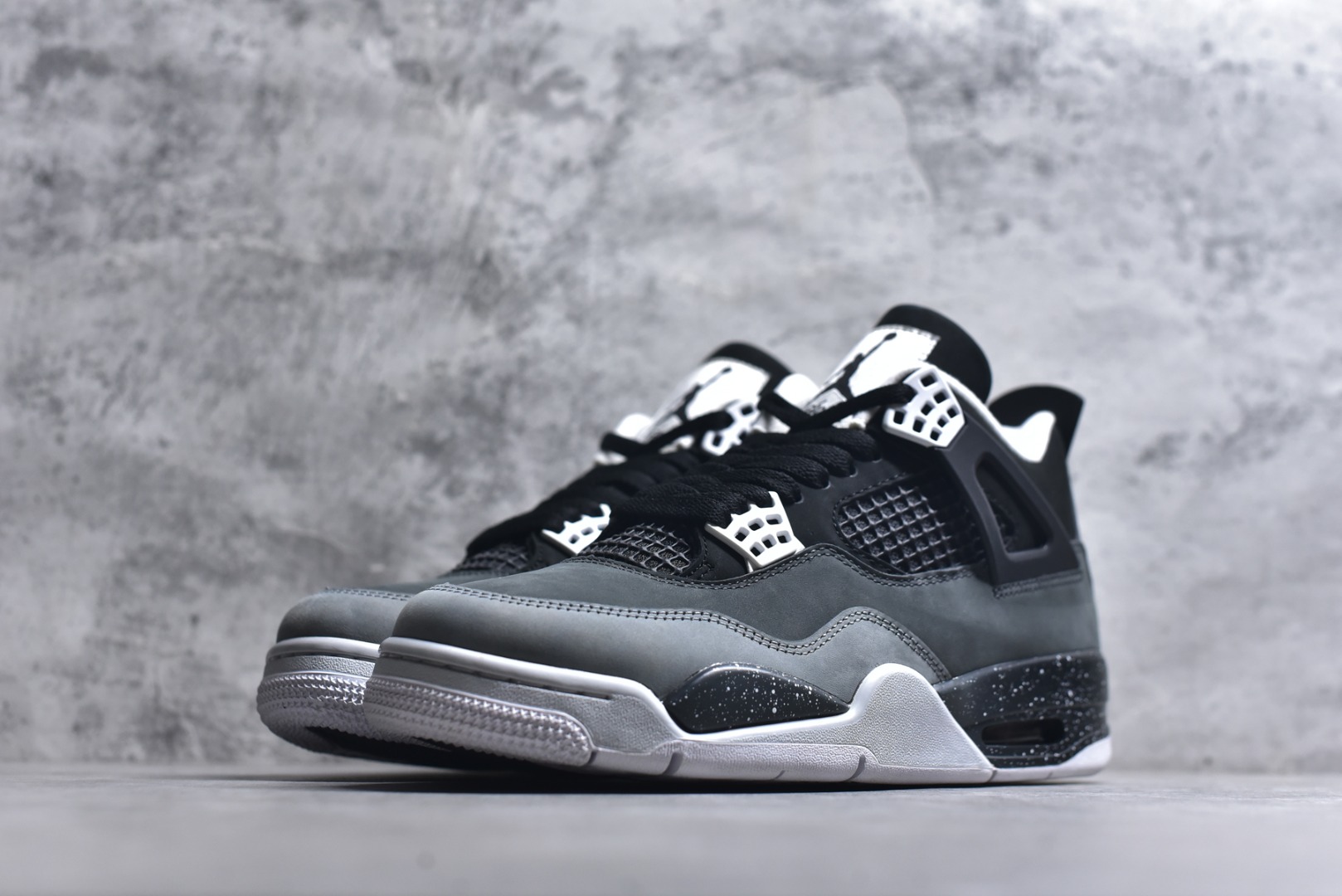 图片[2]-#Air Jordan AJ4 Retro \” Fear \” 黑白恐惧 复刻2024版 FQ8138-002 圈内最强四代 独家外贸特供尺码含 45.5 49.5 50.5 耗时半年巨作 全套原纸板楦头开发 原厂特供皮料加持 确保原汁原味 完美呈现四代版型 一比一鞋头弧度高度鞋身弧度 数据细节工艺流程均保持原鞋一致 原厂TPU网格鞋带扣 正确内里网布 菱角分明不变形无多余毛边 柔软性质感一致于原鞋 市场唯一原厂鞋扣模具 背面可见隐藏注塑口 原厂织唛标 原厂飞人电绣工艺 尾指中部跳三针 独家绑鞋带手法 印刷中底布 四线拉帮 米色美纹纸贴合固定 进口港宝加持 后跟自然饱满 全鞋荧光划线卡点 追求极致完美 每一双都是工艺品 多重QC质检 超越公司货的品控标准 实实在在的免检产品 尺码：36-48.5-选品中心