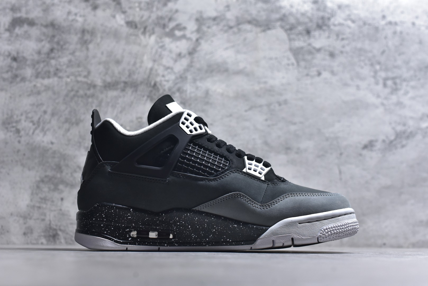 图片[3]-#Air Jordan AJ4 Retro \” Fear \” 黑白恐惧 复刻2024版 FQ8138-002 圈内最强四代 独家外贸特供尺码含 45.5 49.5 50.5 耗时半年巨作 全套原纸板楦头开发 原厂特供皮料加持 确保原汁原味 完美呈现四代版型 一比一鞋头弧度高度鞋身弧度 数据细节工艺流程均保持原鞋一致 原厂TPU网格鞋带扣 正确内里网布 菱角分明不变形无多余毛边 柔软性质感一致于原鞋 市场唯一原厂鞋扣模具 背面可见隐藏注塑口 原厂织唛标 原厂飞人电绣工艺 尾指中部跳三针 独家绑鞋带手法 印刷中底布 四线拉帮 米色美纹纸贴合固定 进口港宝加持 后跟自然饱满 全鞋荧光划线卡点 追求极致完美 每一双都是工艺品 多重QC质检 超越公司货的品控标准 实实在在的免检产品 尺码：36-48.5-选品中心