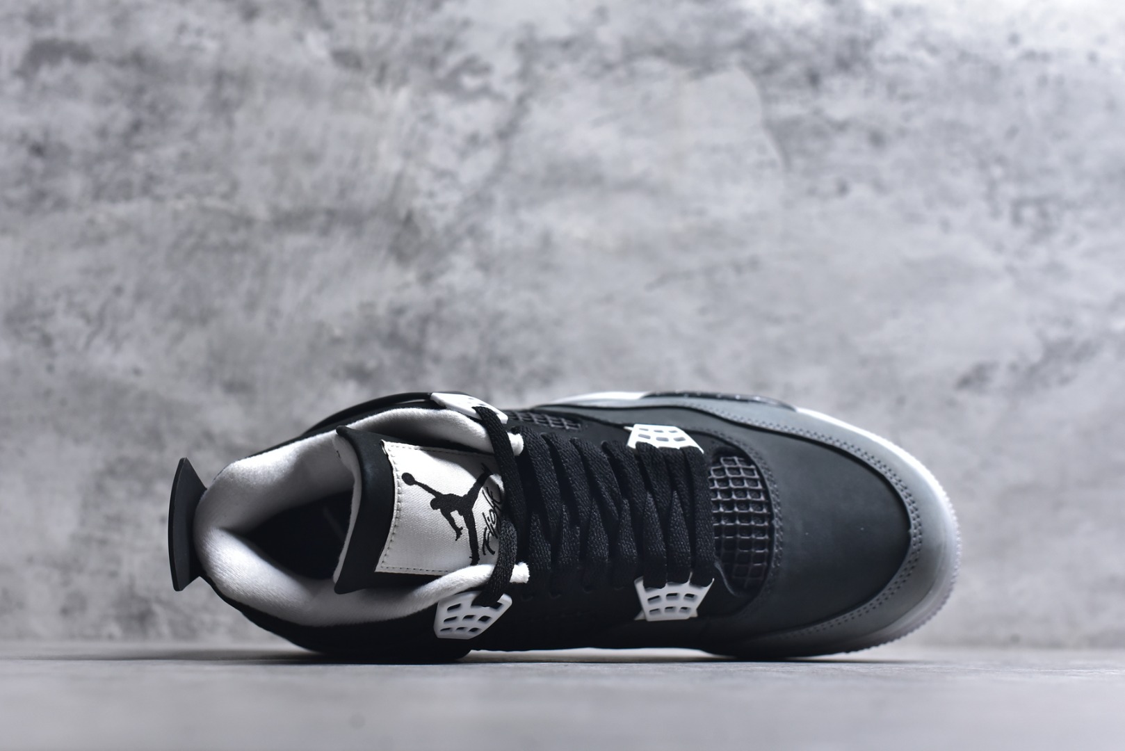 图片[4]-#Air Jordan AJ4 Retro \” Fear \” 黑白恐惧 复刻2024版 FQ8138-002 圈内最强四代 独家外贸特供尺码含 45.5 49.5 50.5 耗时半年巨作 全套原纸板楦头开发 原厂特供皮料加持 确保原汁原味 完美呈现四代版型 一比一鞋头弧度高度鞋身弧度 数据细节工艺流程均保持原鞋一致 原厂TPU网格鞋带扣 正确内里网布 菱角分明不变形无多余毛边 柔软性质感一致于原鞋 市场唯一原厂鞋扣模具 背面可见隐藏注塑口 原厂织唛标 原厂飞人电绣工艺 尾指中部跳三针 独家绑鞋带手法 印刷中底布 四线拉帮 米色美纹纸贴合固定 进口港宝加持 后跟自然饱满 全鞋荧光划线卡点 追求极致完美 每一双都是工艺品 多重QC质检 超越公司货的品控标准 实实在在的免检产品 尺码：36-48.5-选品中心