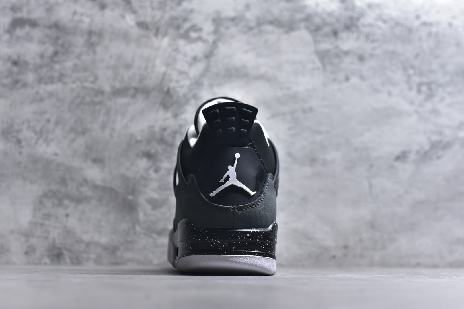 图片[5]-#Air Jordan AJ4 Retro \” Fear \” 黑白恐惧 复刻2024版 FQ8138-002 圈内最强四代 独家外贸特供尺码含 45.5 49.5 50.5 耗时半年巨作 全套原纸板楦头开发 原厂特供皮料加持 确保原汁原味 完美呈现四代版型 一比一鞋头弧度高度鞋身弧度 数据细节工艺流程均保持原鞋一致 原厂TPU网格鞋带扣 正确内里网布 菱角分明不变形无多余毛边 柔软性质感一致于原鞋 市场唯一原厂鞋扣模具 背面可见隐藏注塑口 原厂织唛标 原厂飞人电绣工艺 尾指中部跳三针 独家绑鞋带手法 印刷中底布 四线拉帮 米色美纹纸贴合固定 进口港宝加持 后跟自然饱满 全鞋荧光划线卡点 追求极致完美 每一双都是工艺品 多重QC质检 超越公司货的品控标准 实实在在的免检产品 尺码：36-48.5-选品中心