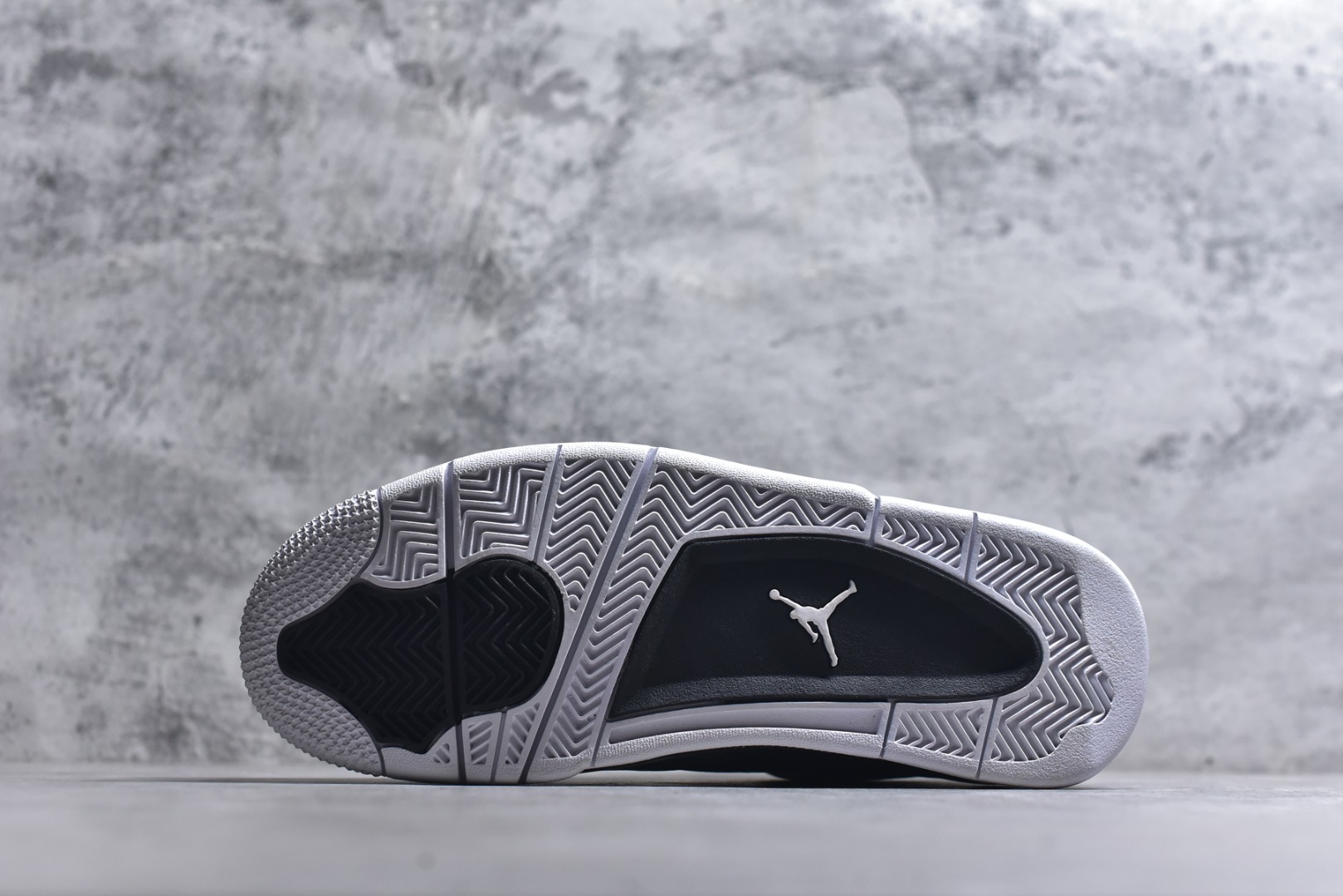 图片[6]-#Air Jordan AJ4 Retro \” Fear \” 黑白恐惧 复刻2024版 FQ8138-002 圈内最强四代 独家外贸特供尺码含 45.5 49.5 50.5 耗时半年巨作 全套原纸板楦头开发 原厂特供皮料加持 确保原汁原味 完美呈现四代版型 一比一鞋头弧度高度鞋身弧度 数据细节工艺流程均保持原鞋一致 原厂TPU网格鞋带扣 正确内里网布 菱角分明不变形无多余毛边 柔软性质感一致于原鞋 市场唯一原厂鞋扣模具 背面可见隐藏注塑口 原厂织唛标 原厂飞人电绣工艺 尾指中部跳三针 独家绑鞋带手法 印刷中底布 四线拉帮 米色美纹纸贴合固定 进口港宝加持 后跟自然饱满 全鞋荧光划线卡点 追求极致完美 每一双都是工艺品 多重QC质检 超越公司货的品控标准 实实在在的免检产品 尺码：36-48.5-选品中心