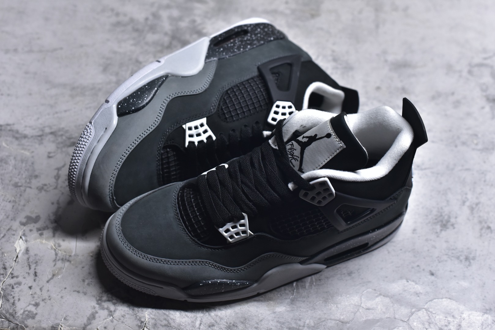 图片[7]-#Air Jordan AJ4 Retro \” Fear \” 黑白恐惧 复刻2024版 FQ8138-002 圈内最强四代 独家外贸特供尺码含 45.5 49.5 50.5 耗时半年巨作 全套原纸板楦头开发 原厂特供皮料加持 确保原汁原味 完美呈现四代版型 一比一鞋头弧度高度鞋身弧度 数据细节工艺流程均保持原鞋一致 原厂TPU网格鞋带扣 正确内里网布 菱角分明不变形无多余毛边 柔软性质感一致于原鞋 市场唯一原厂鞋扣模具 背面可见隐藏注塑口 原厂织唛标 原厂飞人电绣工艺 尾指中部跳三针 独家绑鞋带手法 印刷中底布 四线拉帮 米色美纹纸贴合固定 进口港宝加持 后跟自然饱满 全鞋荧光划线卡点 追求极致完美 每一双都是工艺品 多重QC质检 超越公司货的品控标准 实实在在的免检产品 尺码：36-48.5-选品中心