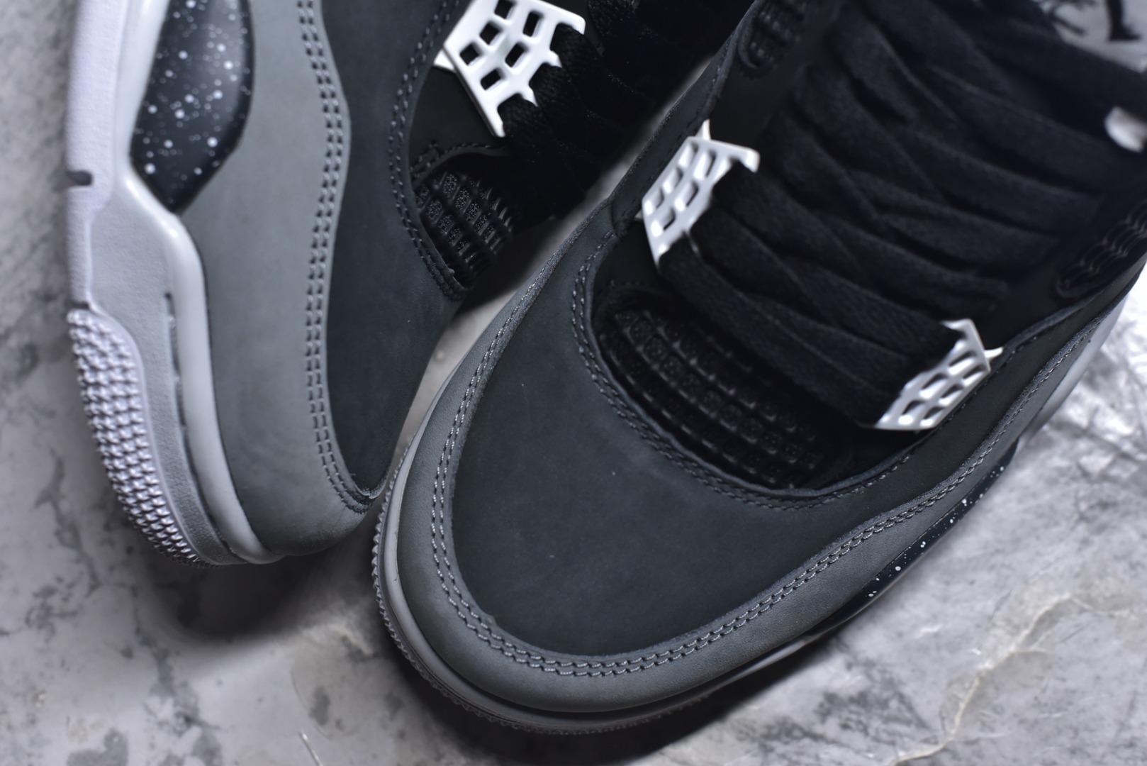 图片[8]-#Air Jordan AJ4 Retro \” Fear \” 黑白恐惧 复刻2024版 FQ8138-002 圈内最强四代 独家外贸特供尺码含 45.5 49.5 50.5 耗时半年巨作 全套原纸板楦头开发 原厂特供皮料加持 确保原汁原味 完美呈现四代版型 一比一鞋头弧度高度鞋身弧度 数据细节工艺流程均保持原鞋一致 原厂TPU网格鞋带扣 正确内里网布 菱角分明不变形无多余毛边 柔软性质感一致于原鞋 市场唯一原厂鞋扣模具 背面可见隐藏注塑口 原厂织唛标 原厂飞人电绣工艺 尾指中部跳三针 独家绑鞋带手法 印刷中底布 四线拉帮 米色美纹纸贴合固定 进口港宝加持 后跟自然饱满 全鞋荧光划线卡点 追求极致完美 每一双都是工艺品 多重QC质检 超越公司货的品控标准 实实在在的免检产品 尺码：36-48.5-选品中心